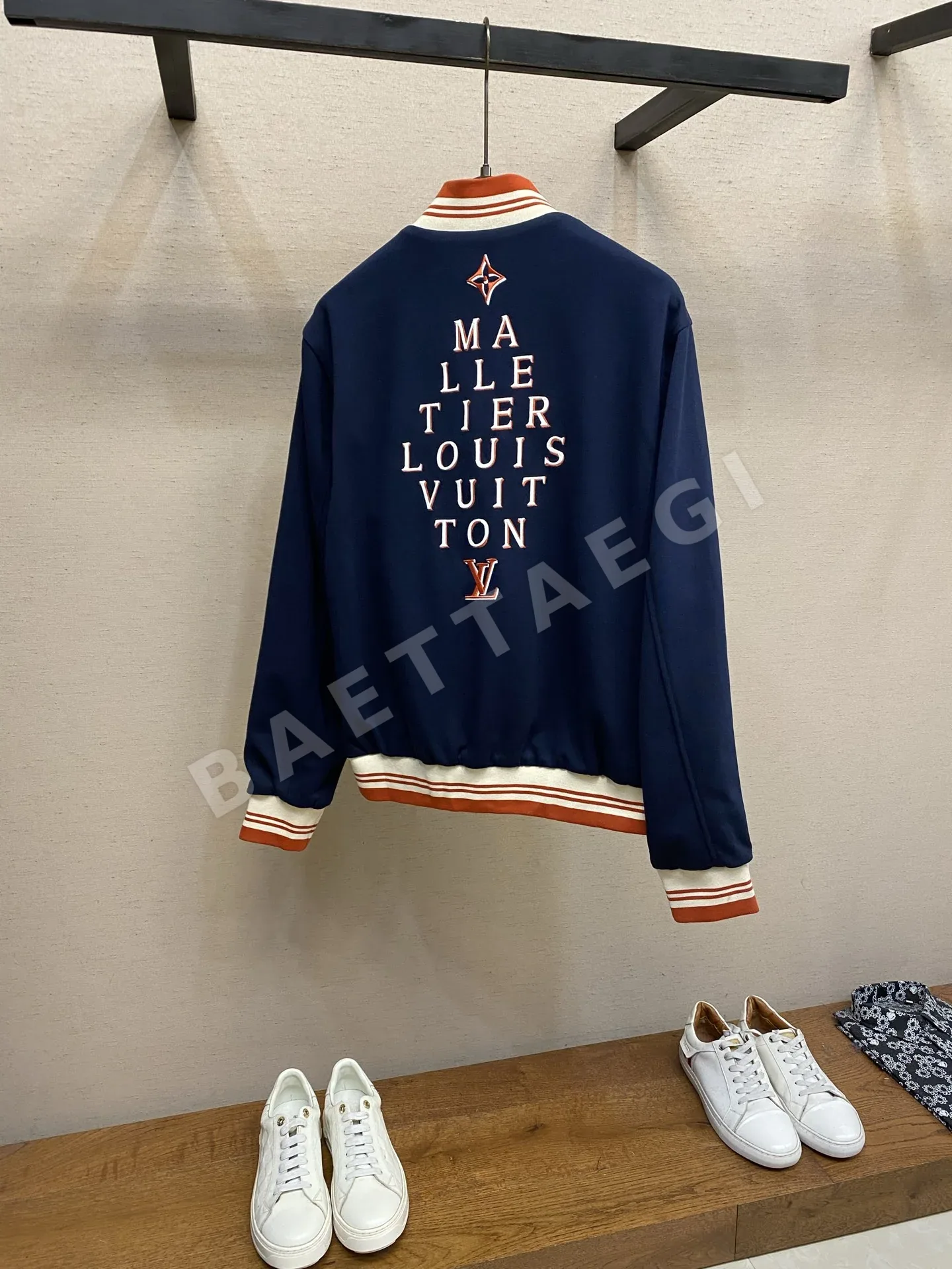 루이비통 LV 자수 로고 베이스볼 자켓 상세 이미지 2