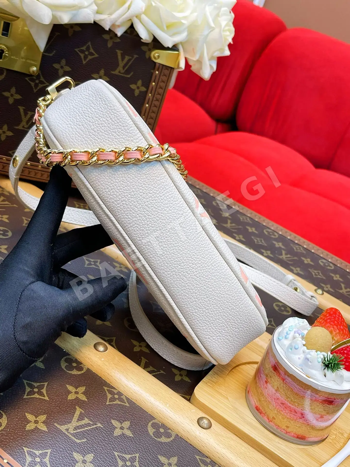 루이비통 크리미 화이트 모노그램 앙프렝트 숄더백 M83026 상세 이미지 7