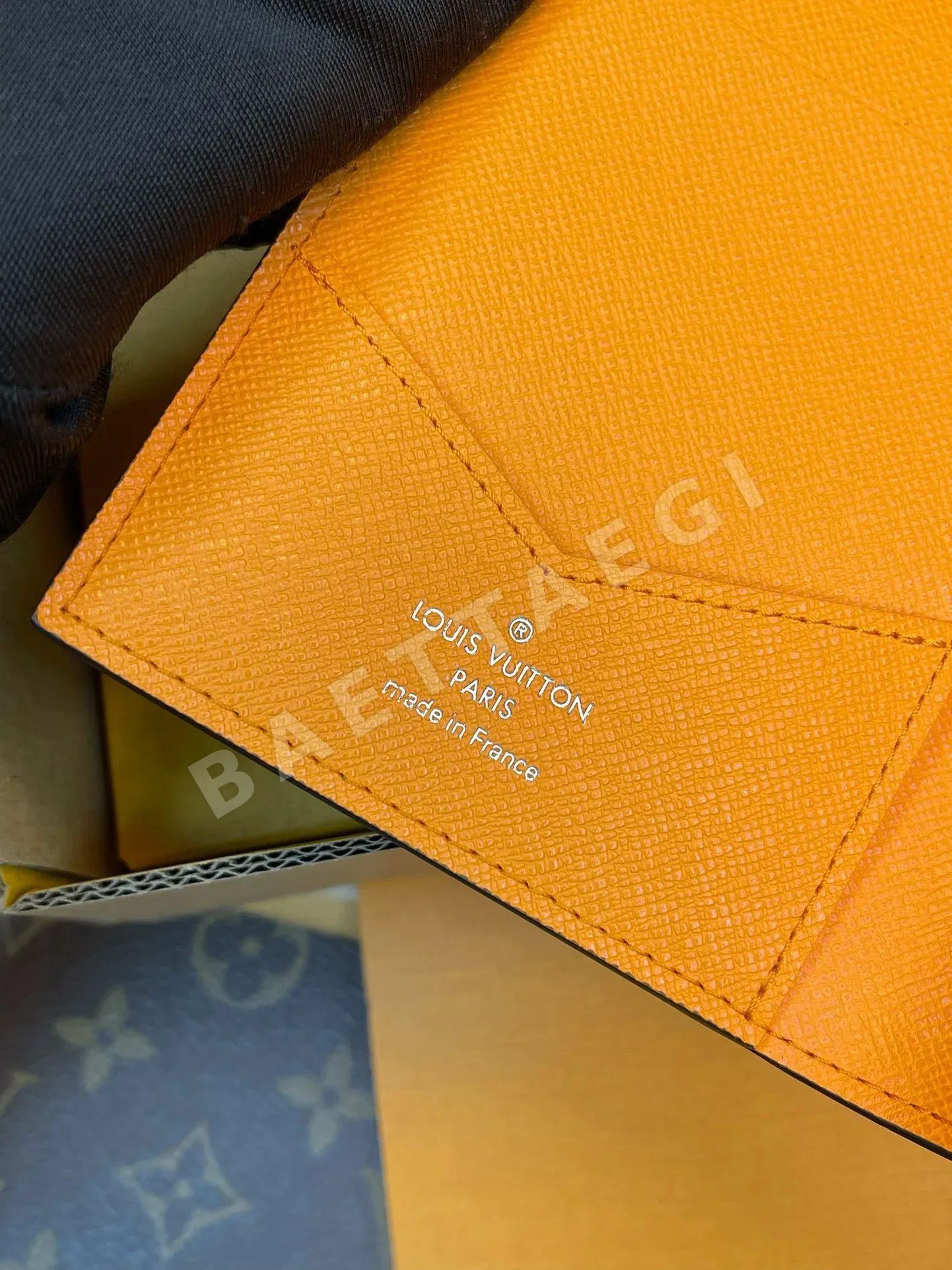 루이비통 오렌지 타이가라마 파스포트 커버 지갑 상세 이미지 9