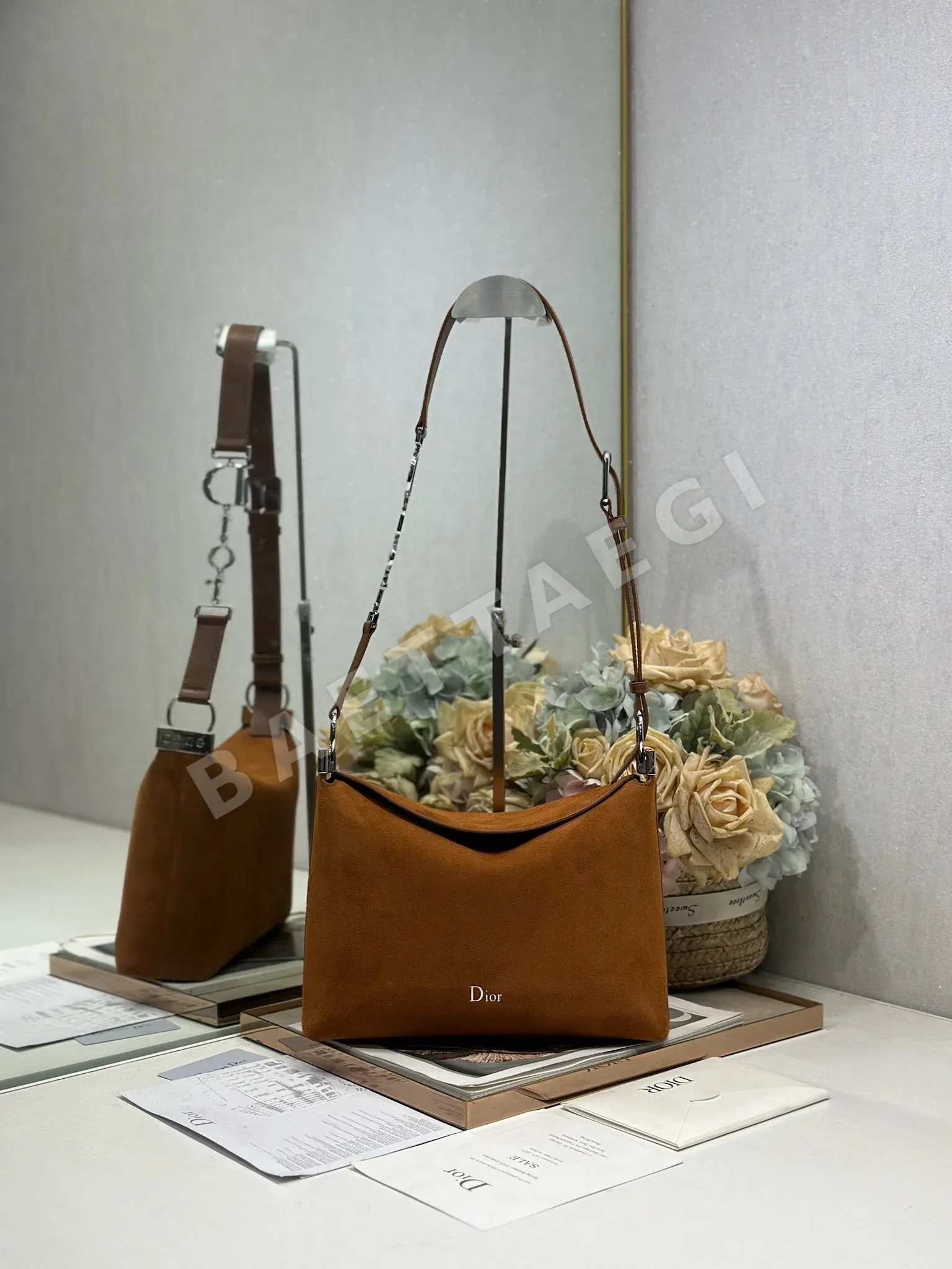 디올 스웨이드 스몰 호보 가방 상세 이미지 1