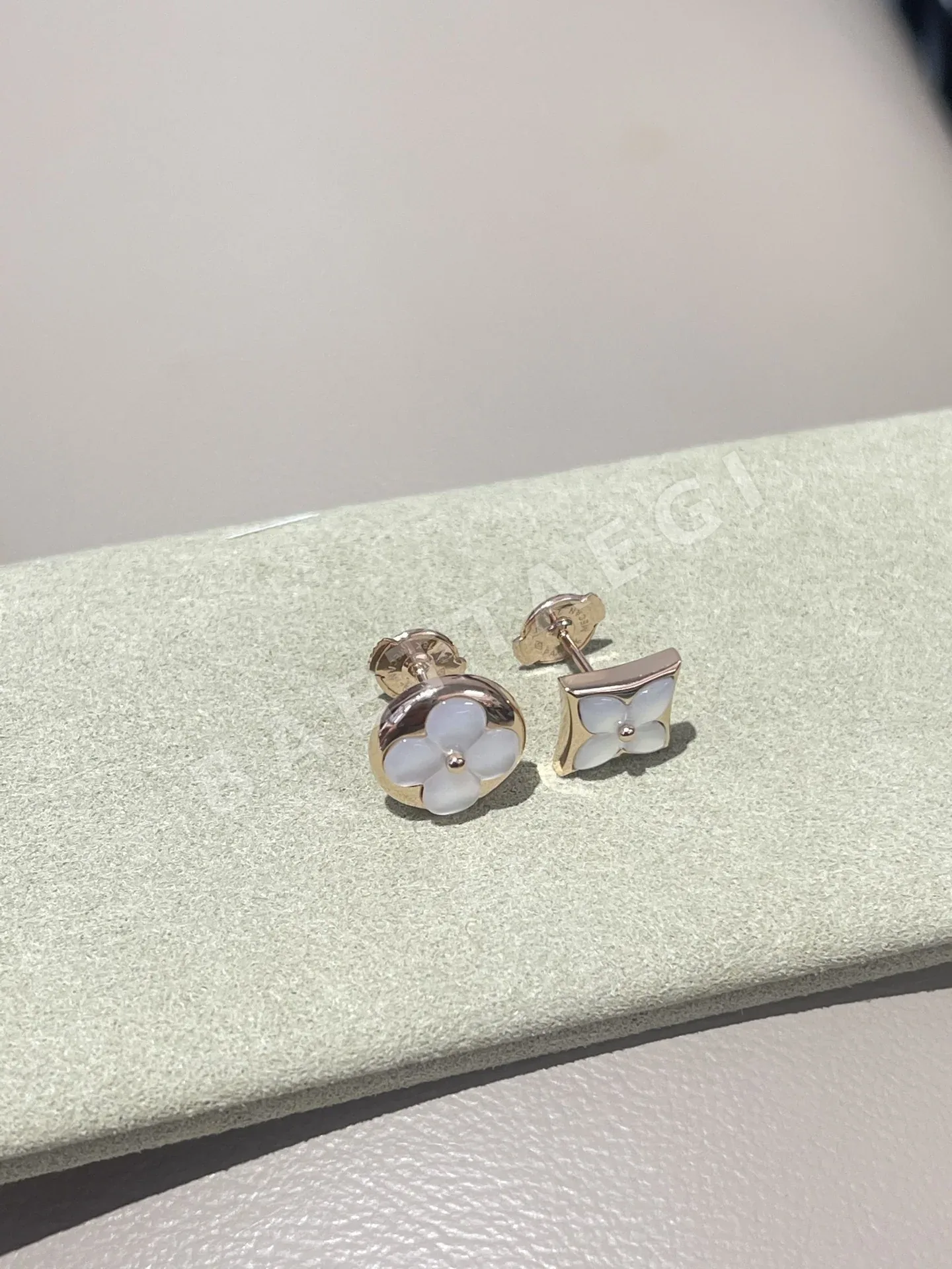 루이비통 18K 골드 화이트 셸 귀걸이 상세 이미지 2