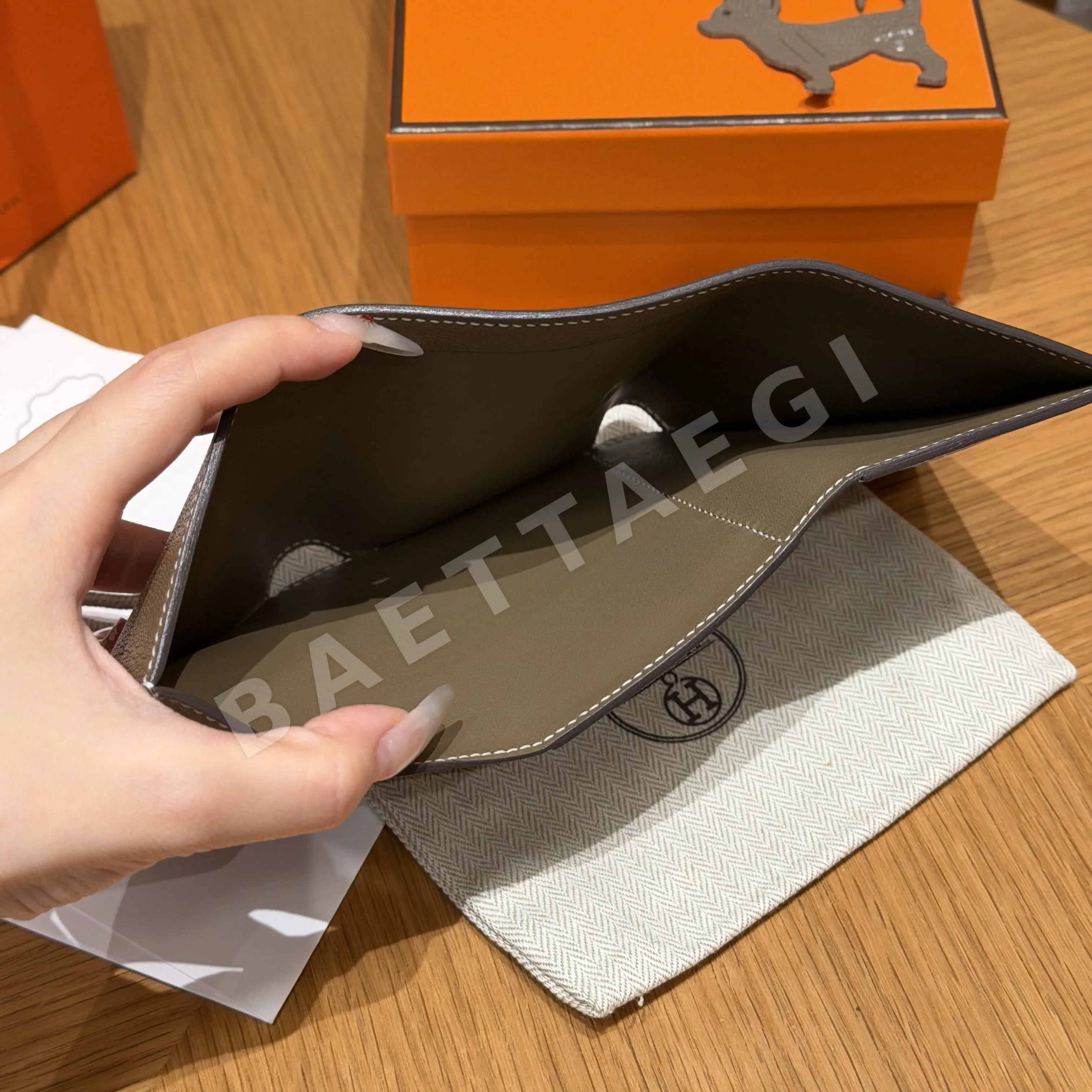 에르메스 베알른 시브르 가죽 삼단 지갑 상세 이미지 16