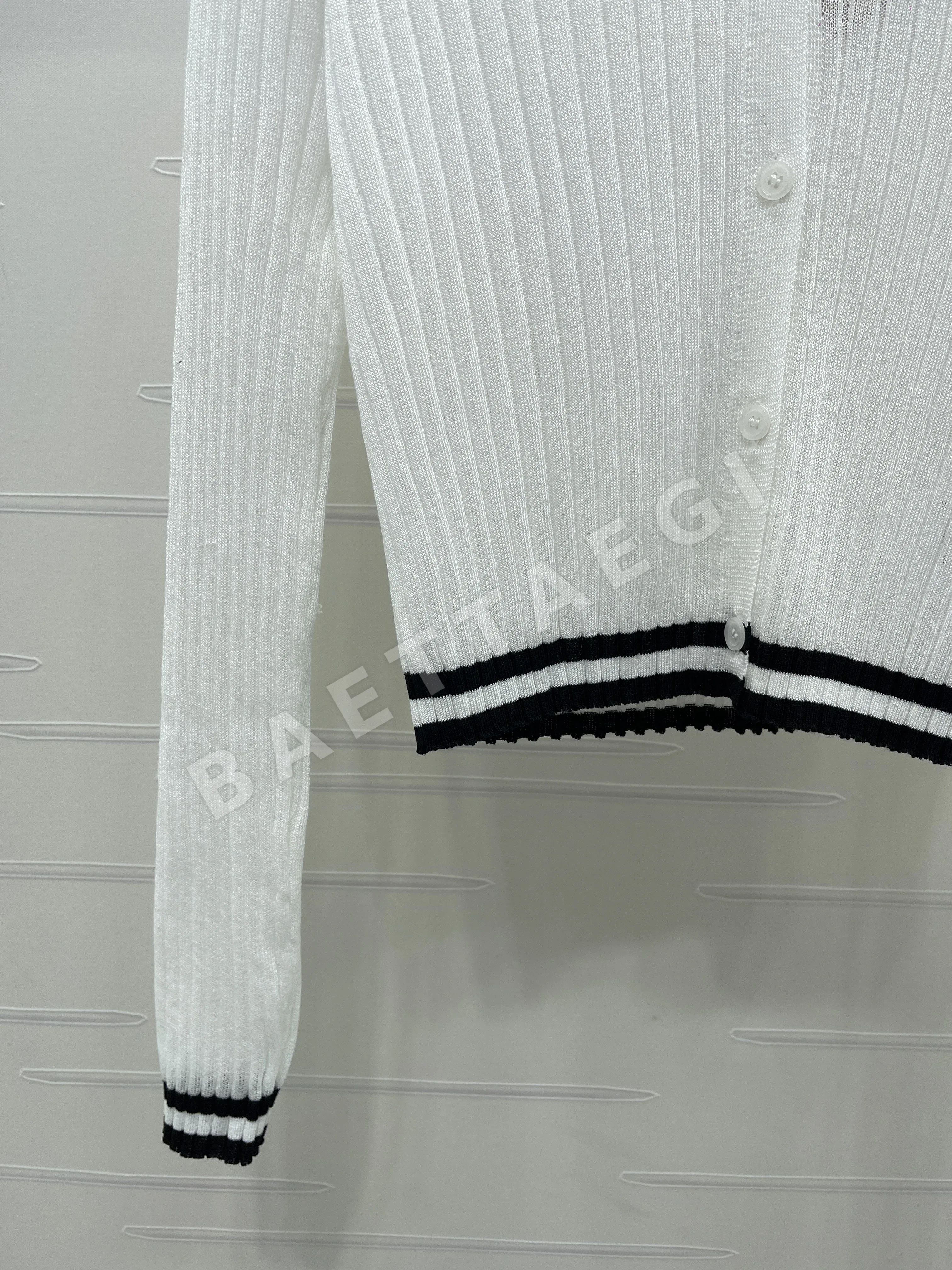 미우미우 대비 로고 V넥 니트 가디건 상세 이미지 14