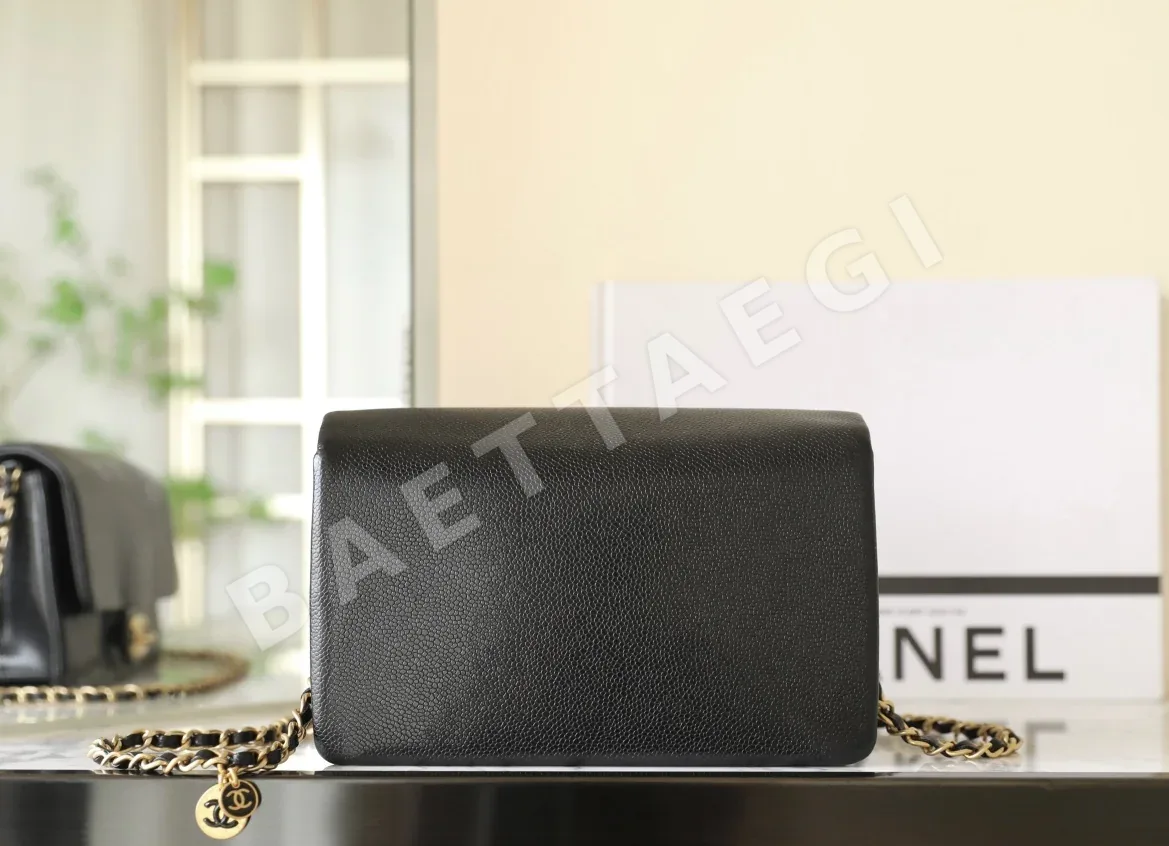 샤넬 캐비어 블랙 미디움 플랩 가방 상세 이미지 5