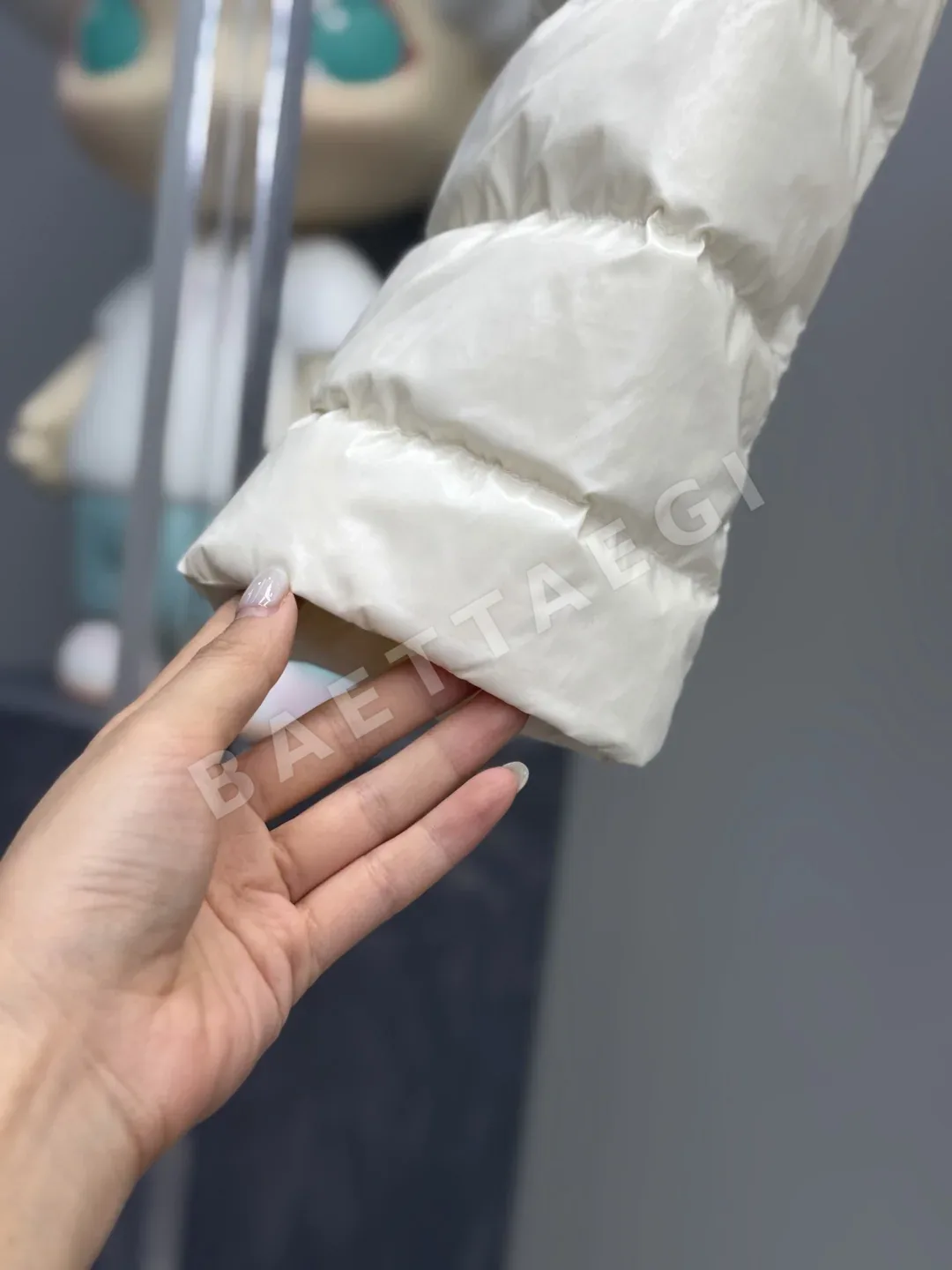 몽클레르 뉴 파피용 오일 왁스 마감 여성 패딩 상세 이미지 5