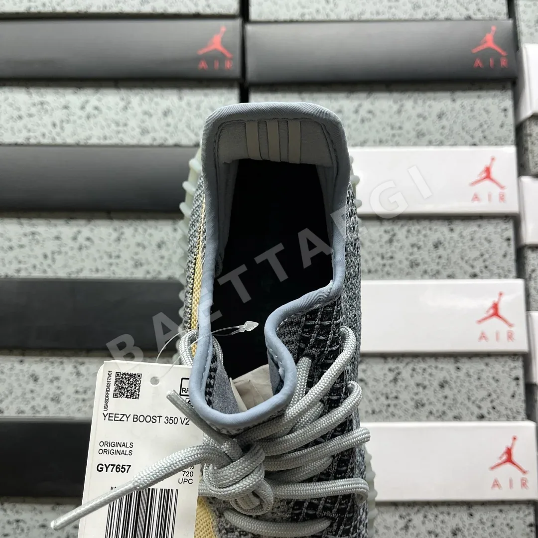 아디다스 [XQ] 이지 부스트 350 V2 GY7657 200792 Adidas Yeezy Boost 350 V2 Ash Blue 상세 이미지 2