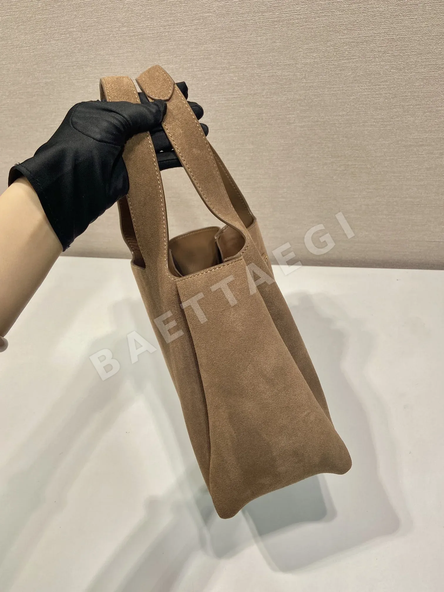 프라다 스웨이드 바스켓 버킷백 1BG335 상세 이미지 5