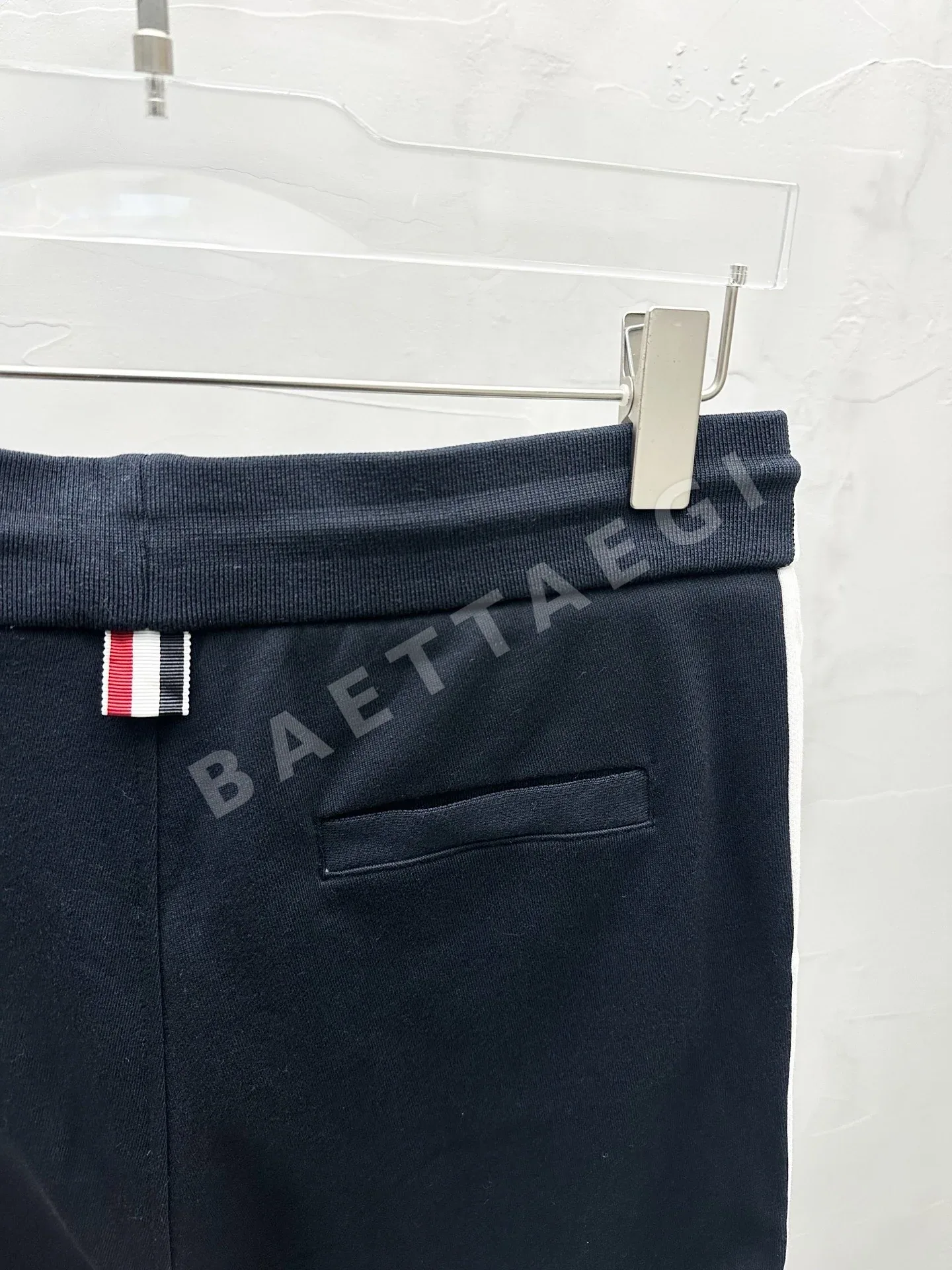 톰브라운 실염색 레드 스트라이프 컬러 블록 반바지 상세 이미지 8