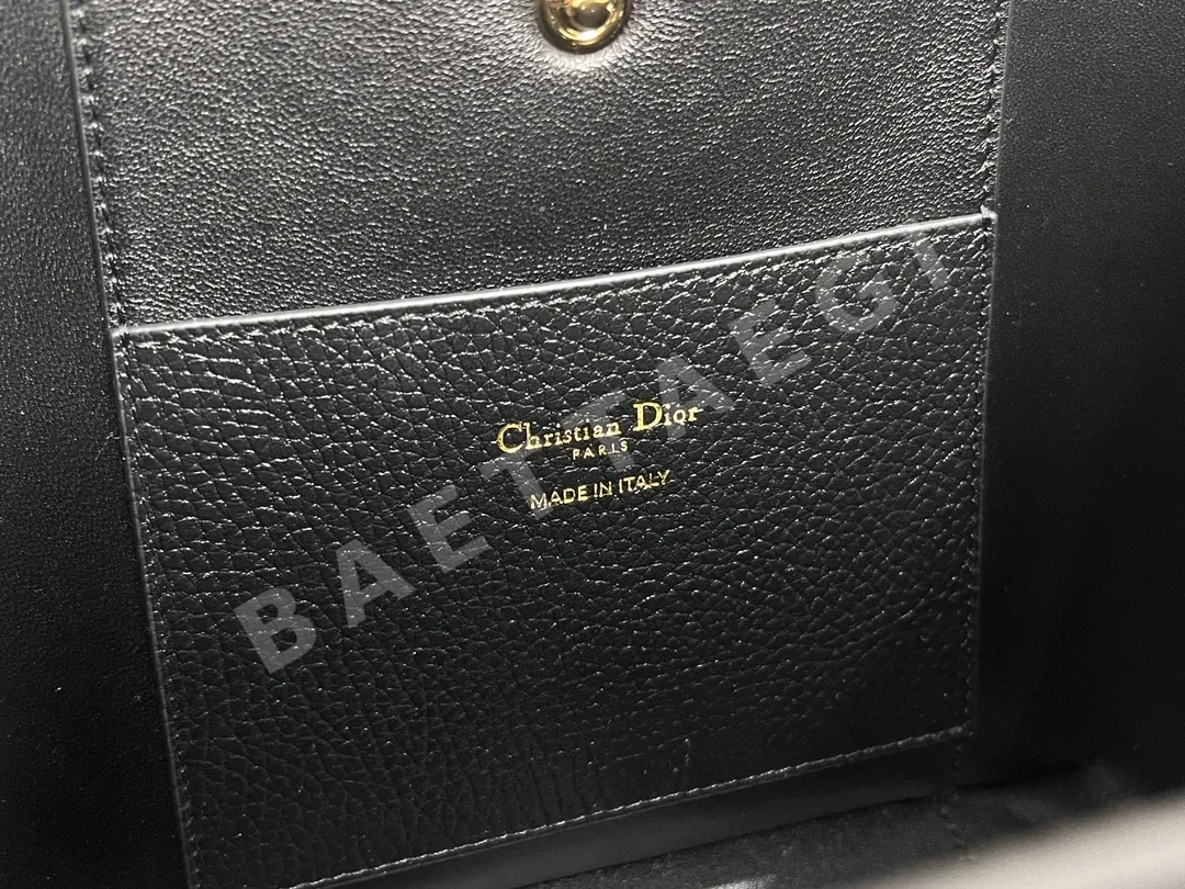 디올 시그니처 골드 로고 버킷 가방 상세 이미지 8