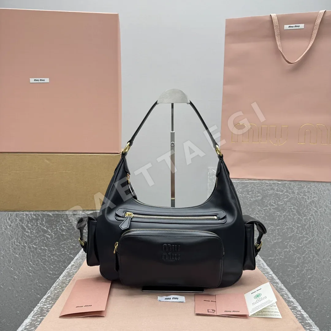 미우미우 멀티 포켓 가죽 숄더백 68348