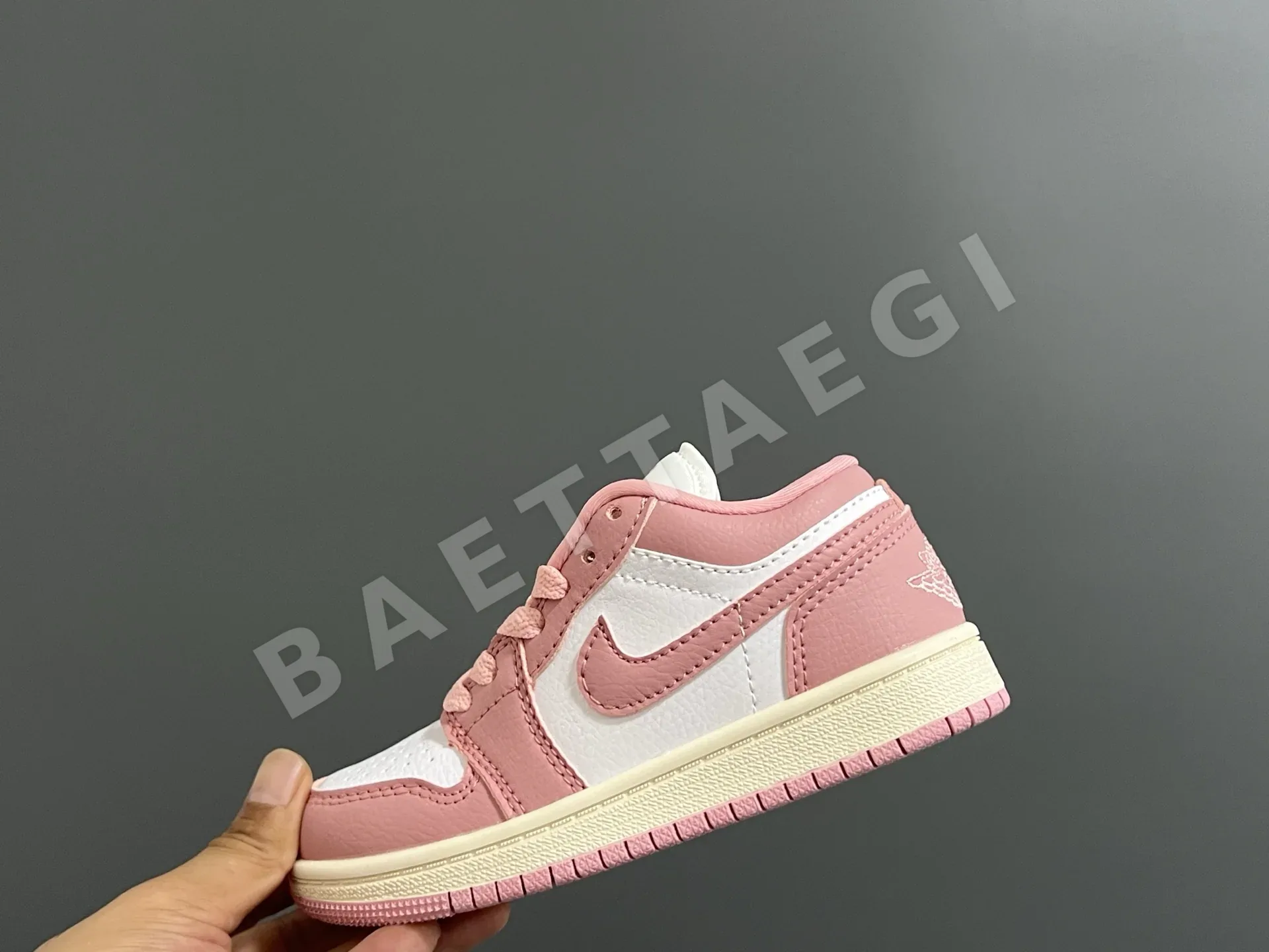 나이키 스니커즈 버클 레이스 169937