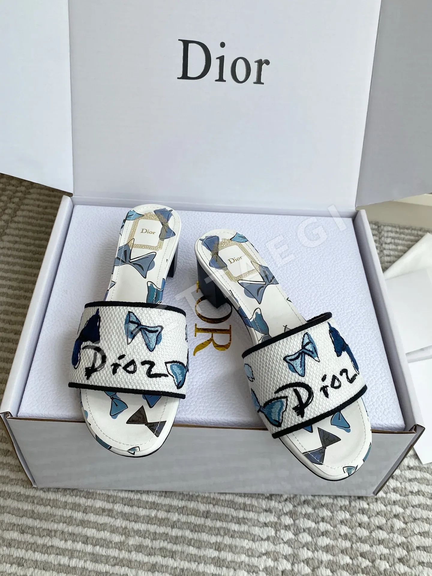 디올 DWAY 면 스트랩 샌들 상세 이미지 3