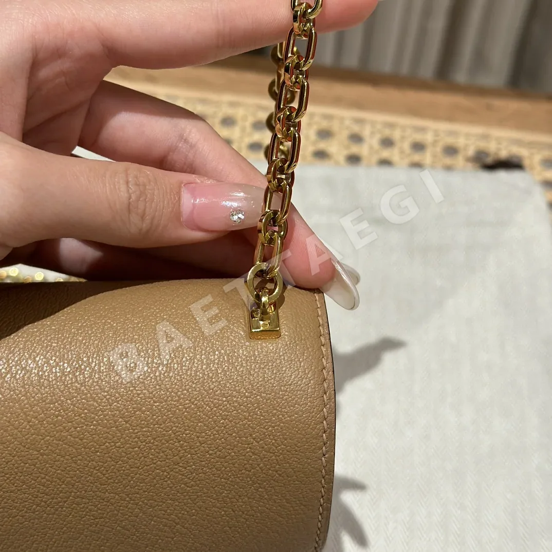 에르메스 밀크티 쉐브르 염소가죽 골드 장식 가방 상세 이미지 8