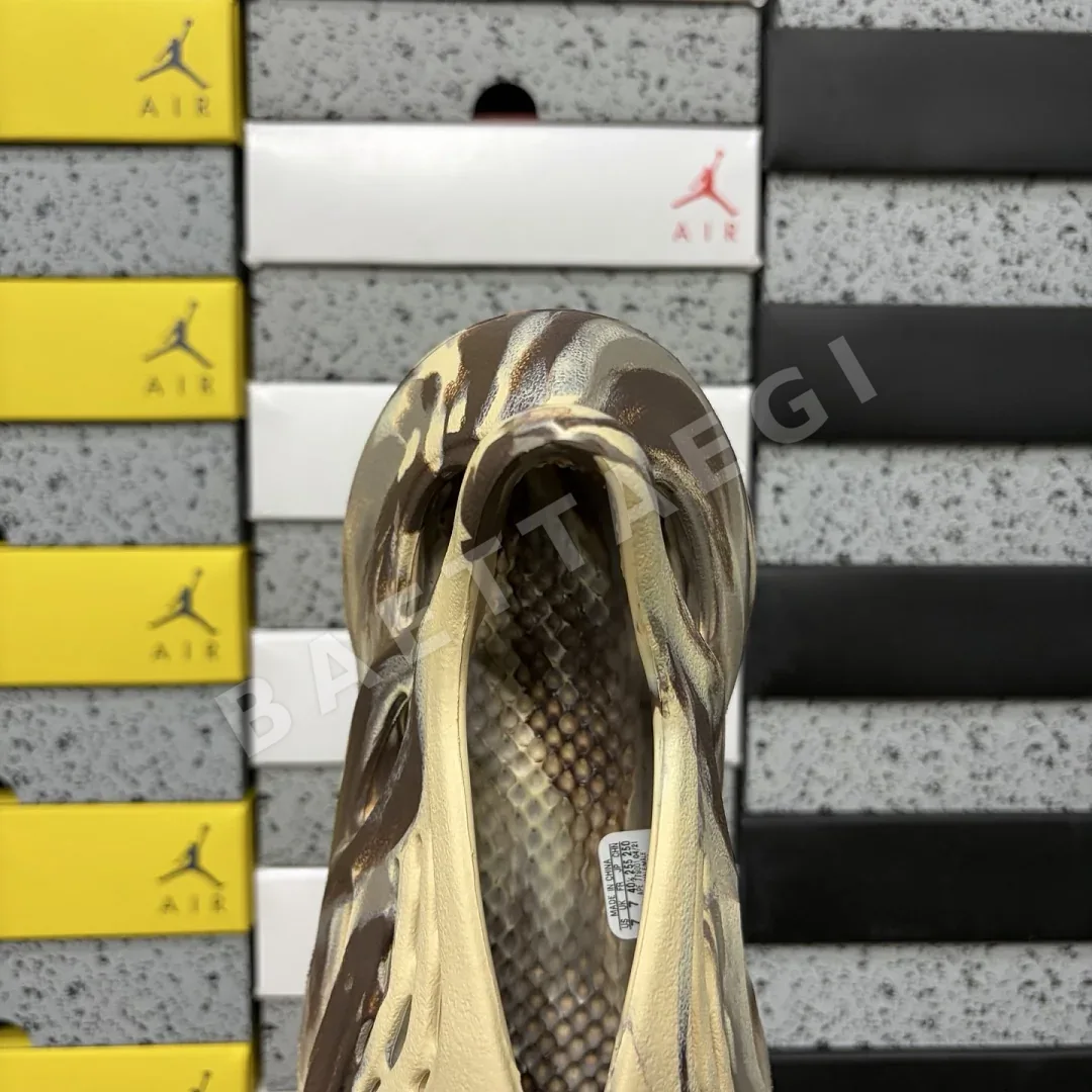아디다스 [LW] 이지 폼 RNNR MX GX8774 200637 Adidas Yeezy Foam RNNR MX Cream Clay 상세 이미지 3