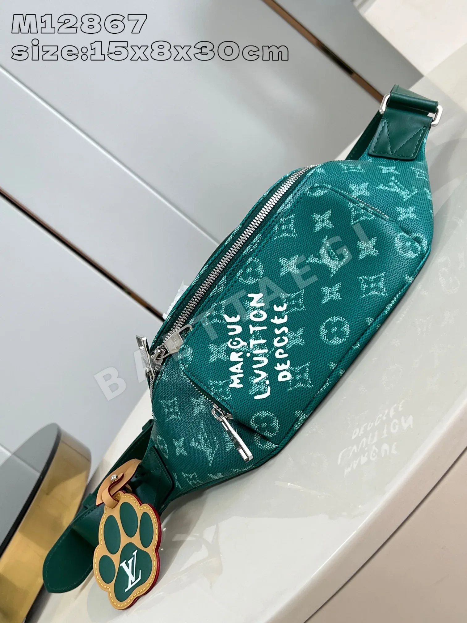 루이비통 M12867 러쉬 웨이스트 백은 모노그램 이클립스 캔버스 소재로 제작되었으며