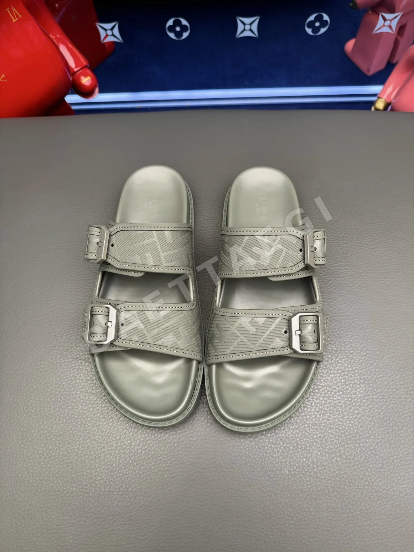 펜디 금속 장식 남성 샌들 122120