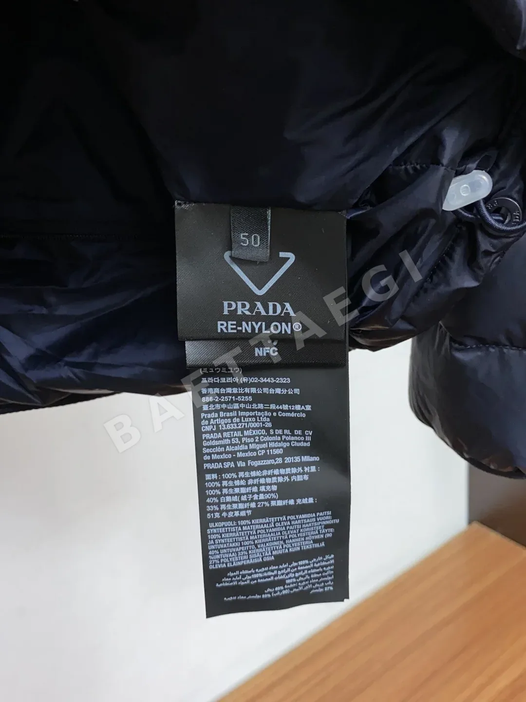 프라다 화이트 덕다운 남성 패딩 상세 이미지 5