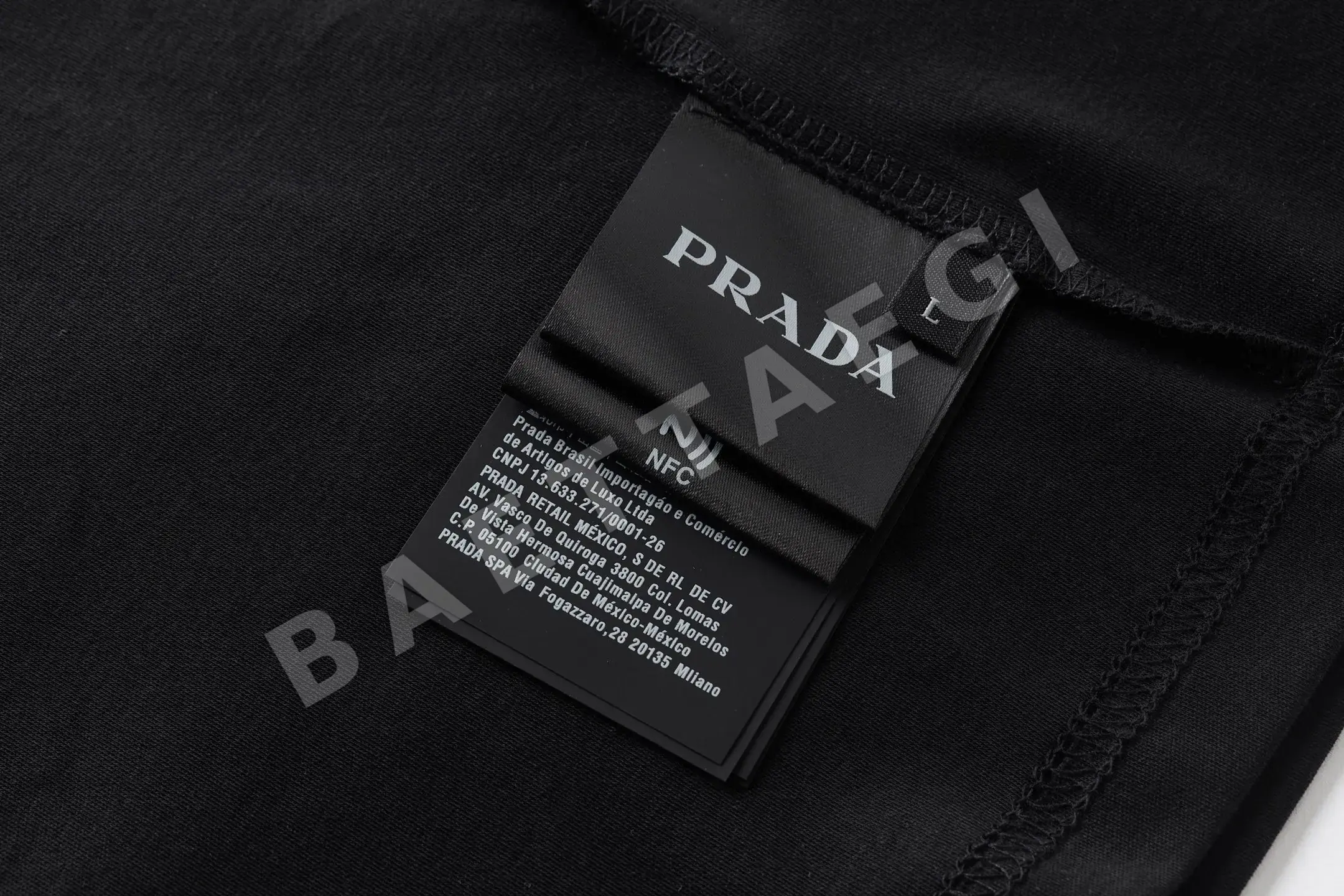 프라다 스몰 로고 자수 크루넥 슬림핏 반팔 티셔츠 상세 이미지 6