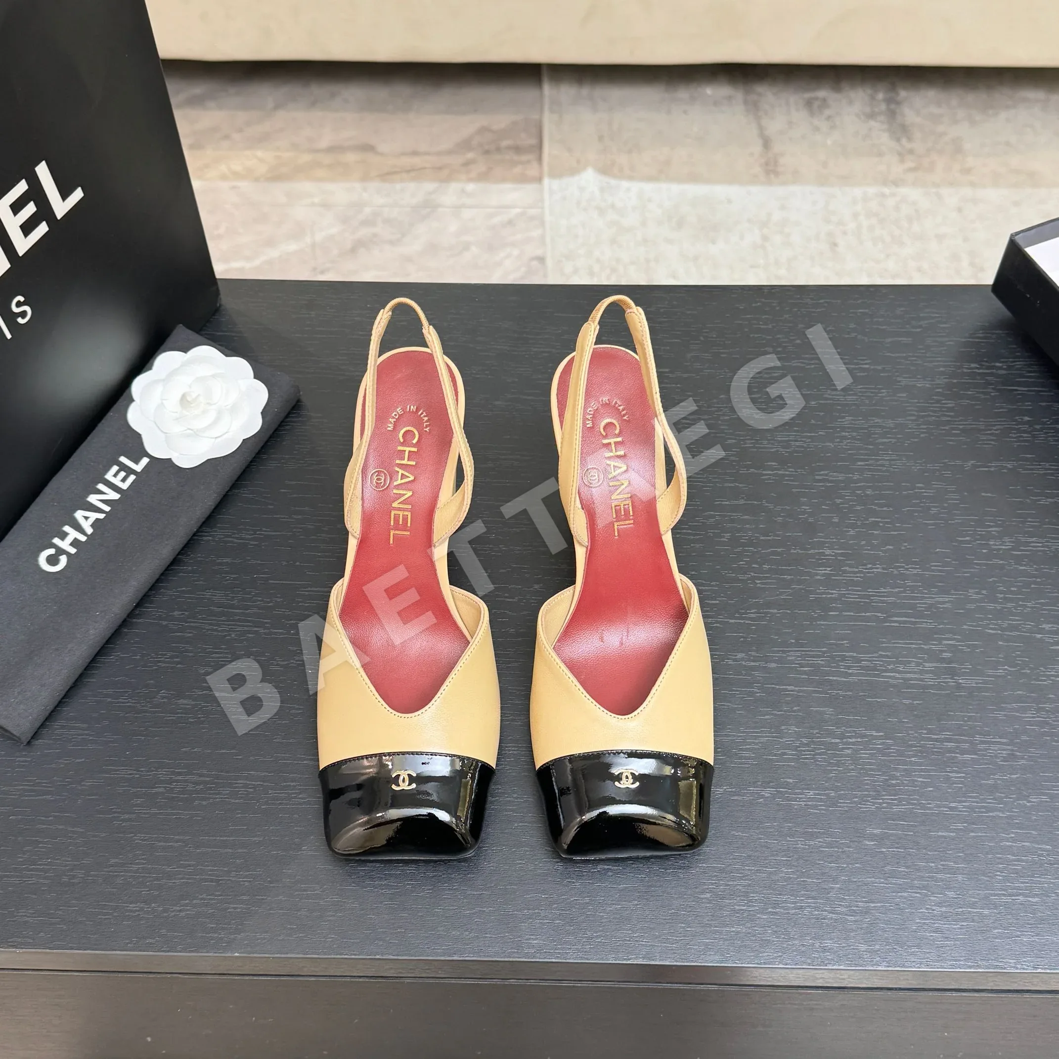 샤넬 더블 C 스티치 스퀘어 토 백리스 샌들 98615