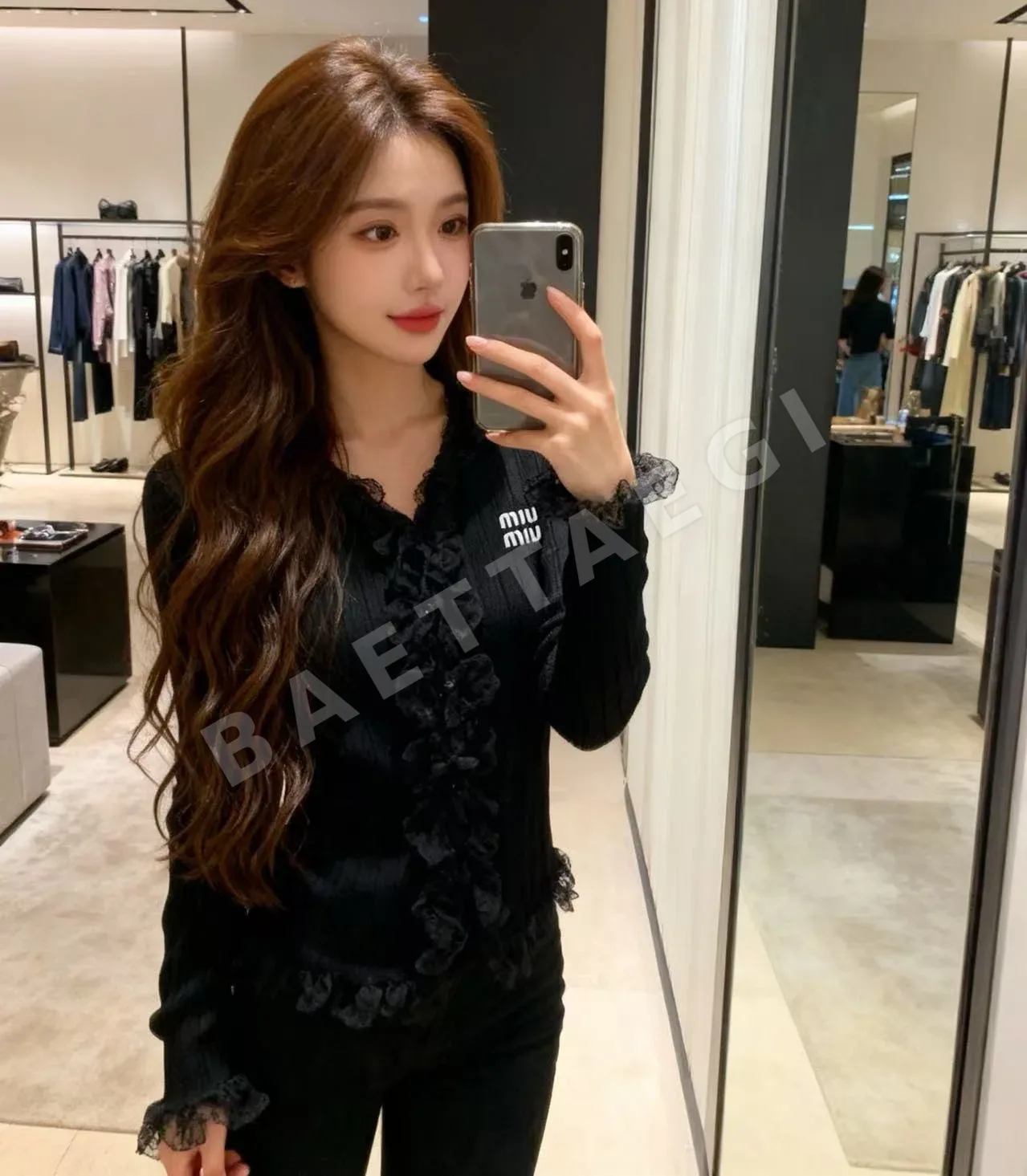 미우미우 프릴 트림 V넥 니트 가디건 101467