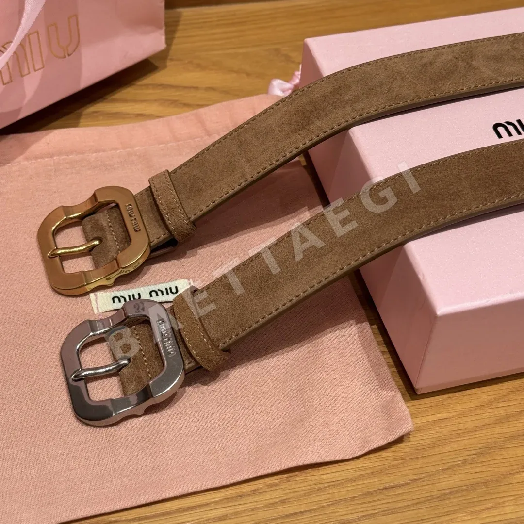 미우미우 메탈 로고 스퀘어 버클 스웨이드 가죽 벨트 상세 이미지 4