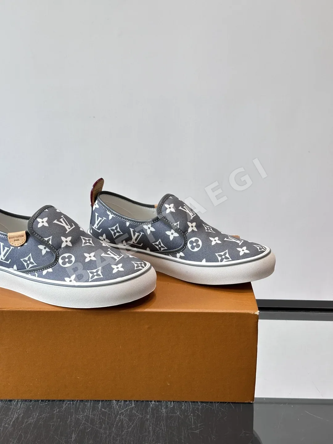 루이비통 스니커즈 블랙 캔버스 모노그램 플로럴 패턴 상세 이미지 7