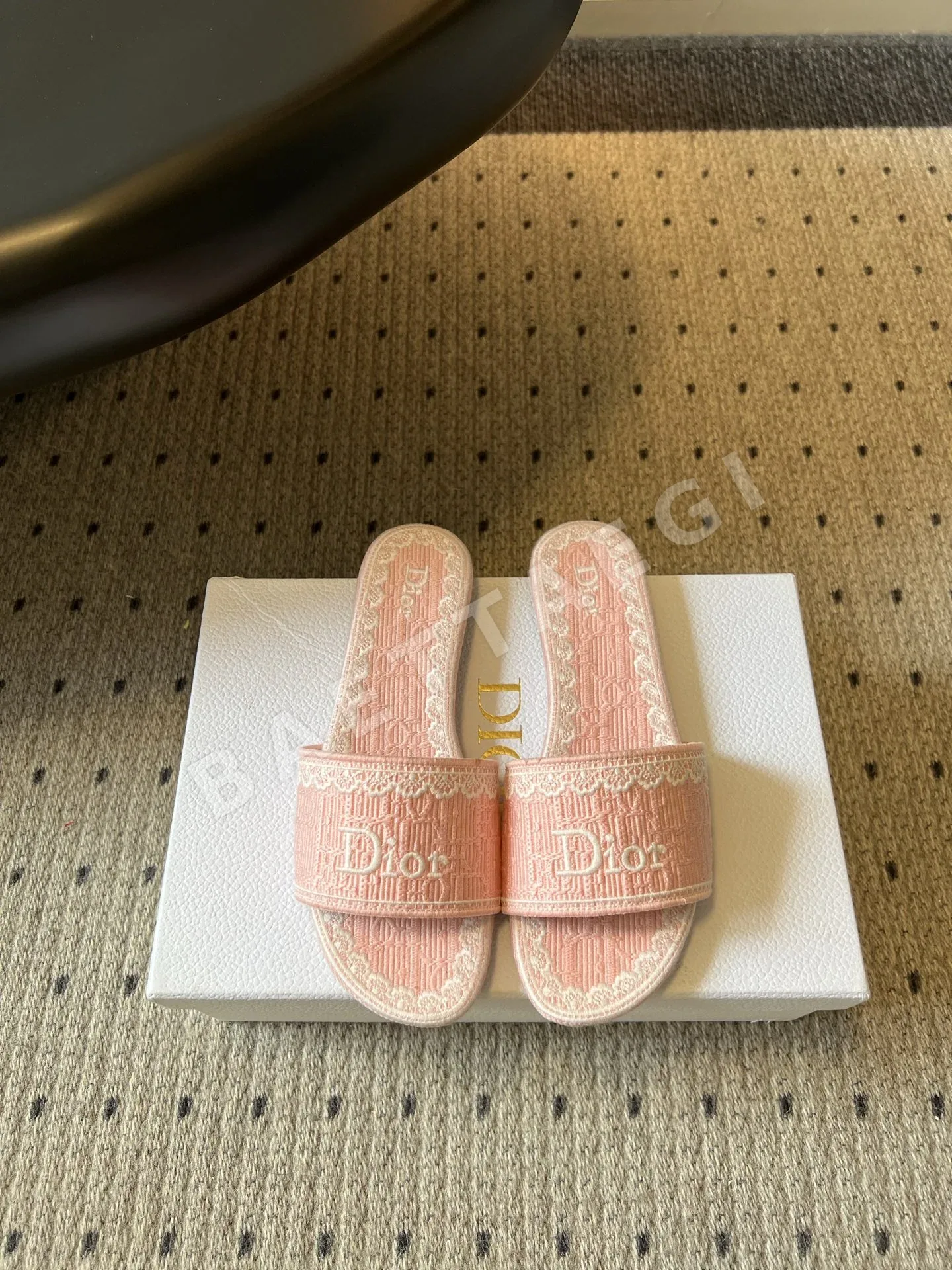 디올 레이스 모노그램 플랫 샌들 105349