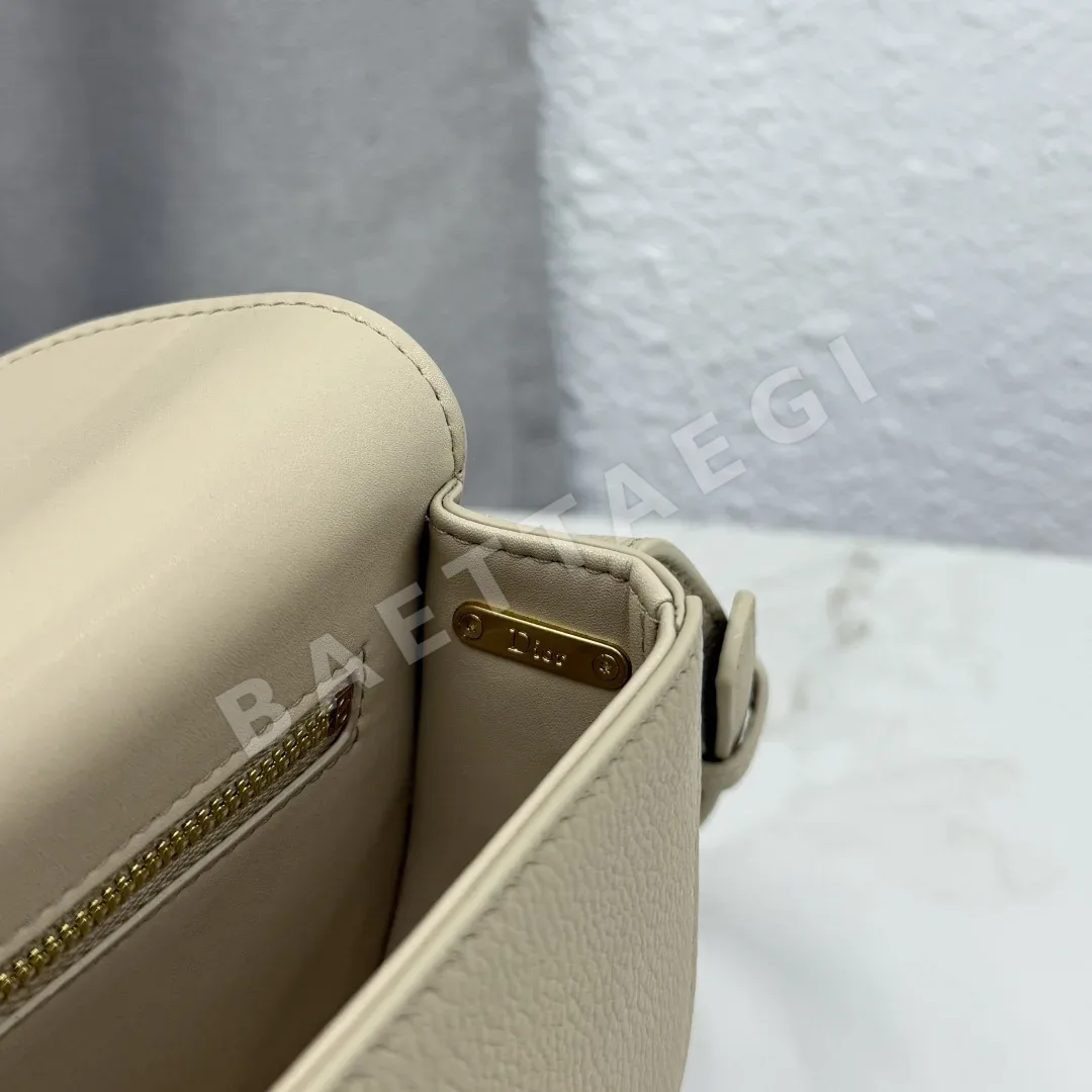 디올 메다이옹 미니 메신저 플랩 가방 상세 이미지 7