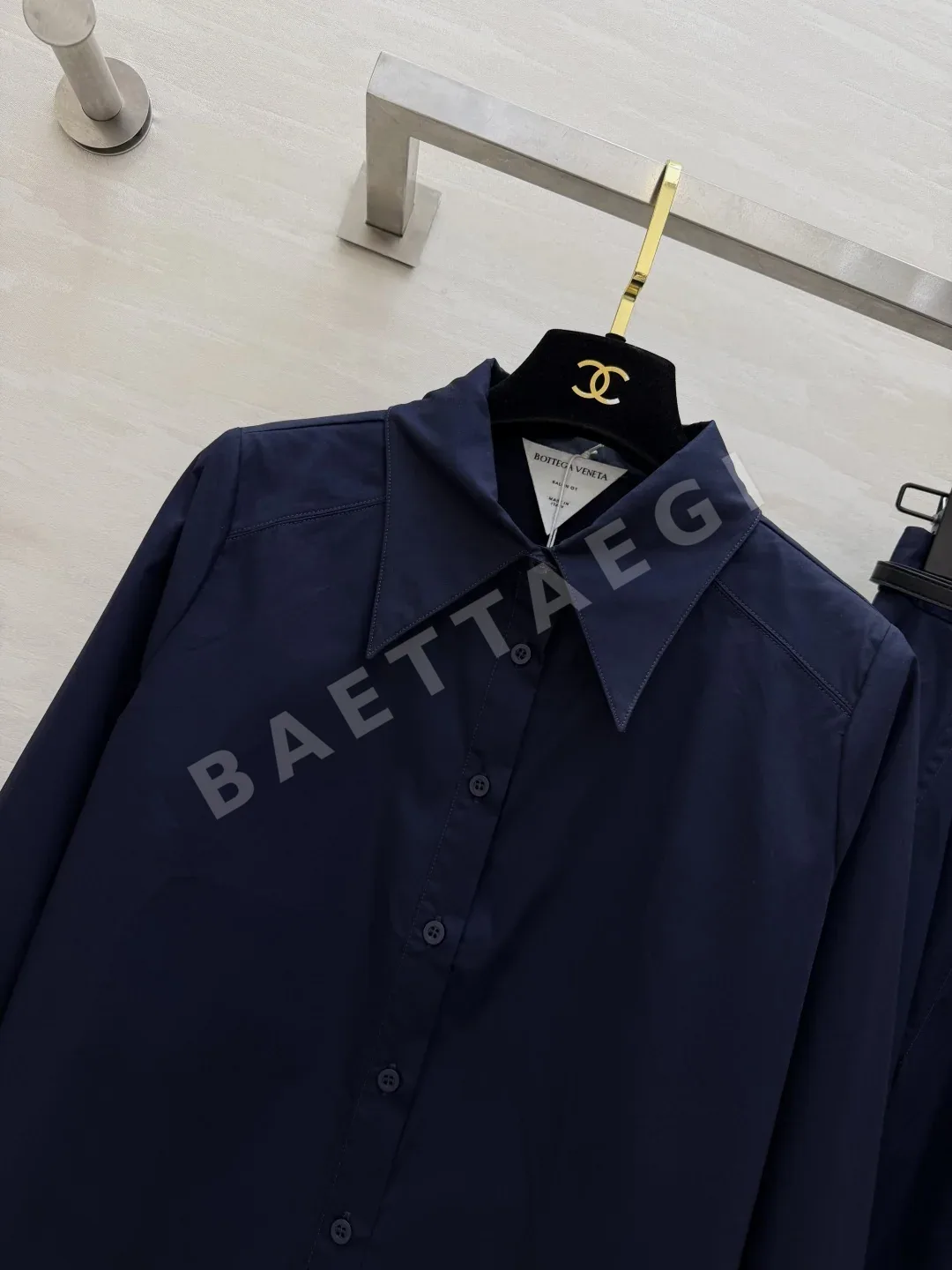 보테가베네타 네이비 포인티드 카라 셔츠 스커트 세트 상세 이미지 2