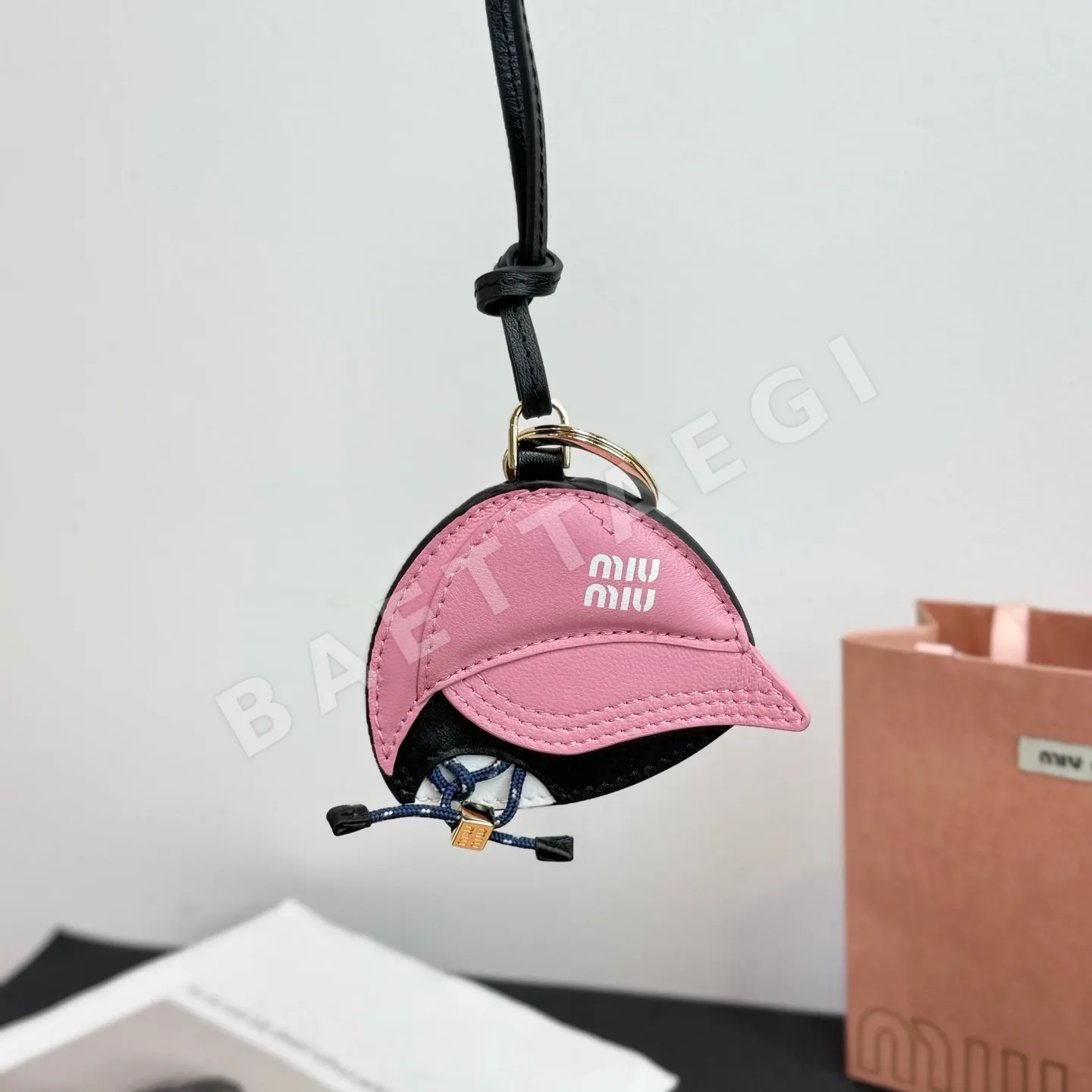 미우미우 가죽 베이스볼캡 키링 상세 이미지 5