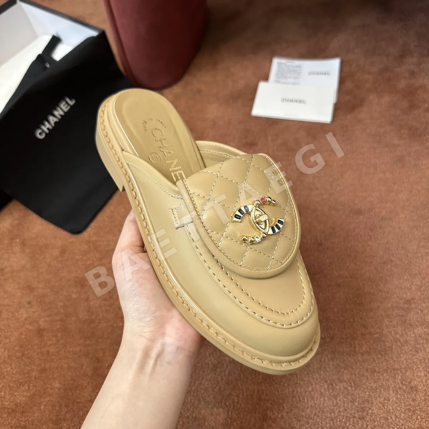 샤넬 퀼팅 로고 뮬 샌들 베이지 상세 이미지 3