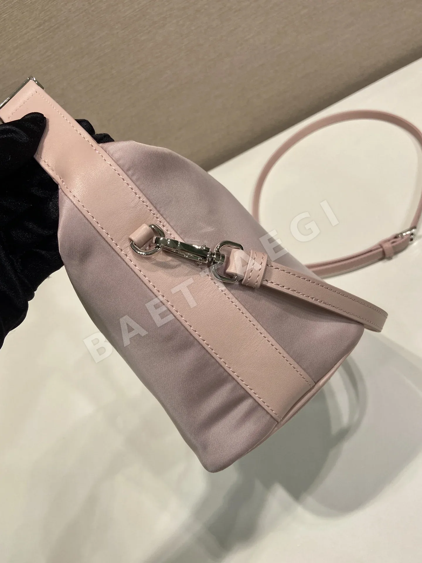 프라다 리사이클 나일론 미니 숄더백 상세 이미지 6