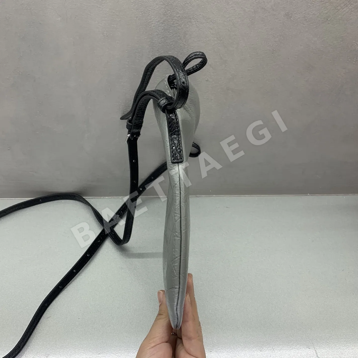 발렌시아가 쇼퍼 폰 홀더 상세 이미지 3