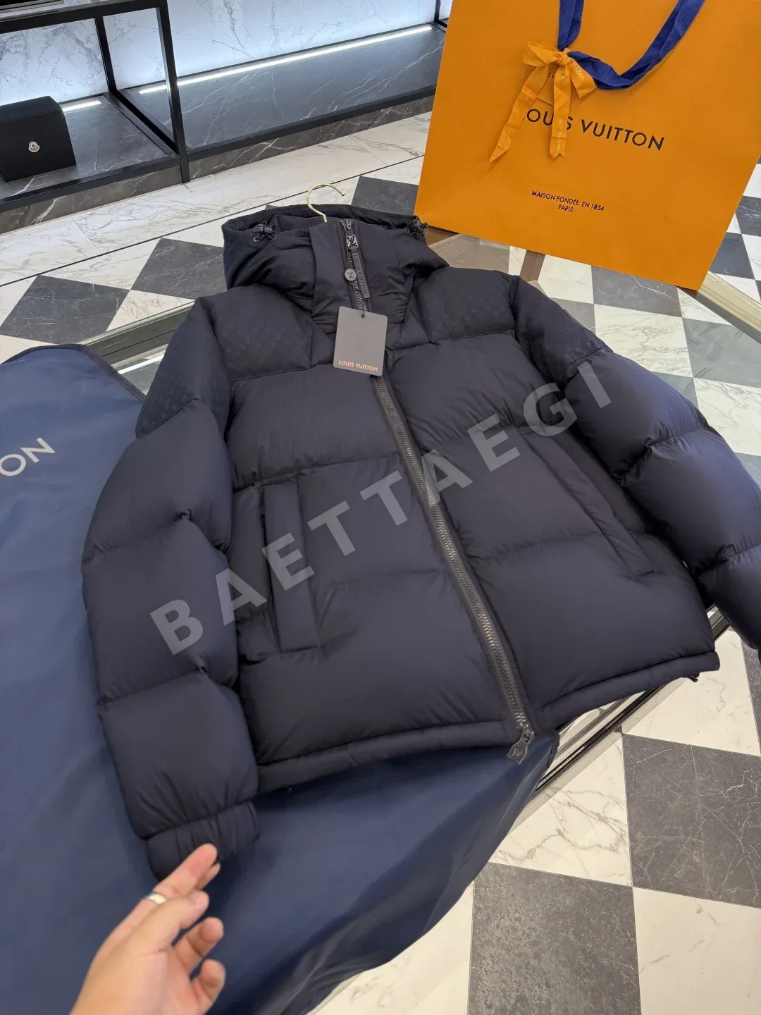 루이비통 루이 비통 모노그램 다운 블루종 블랙 컬러 후드 패딩 자켓 160072 Louis Vuitton Padding 상세 이미지 2