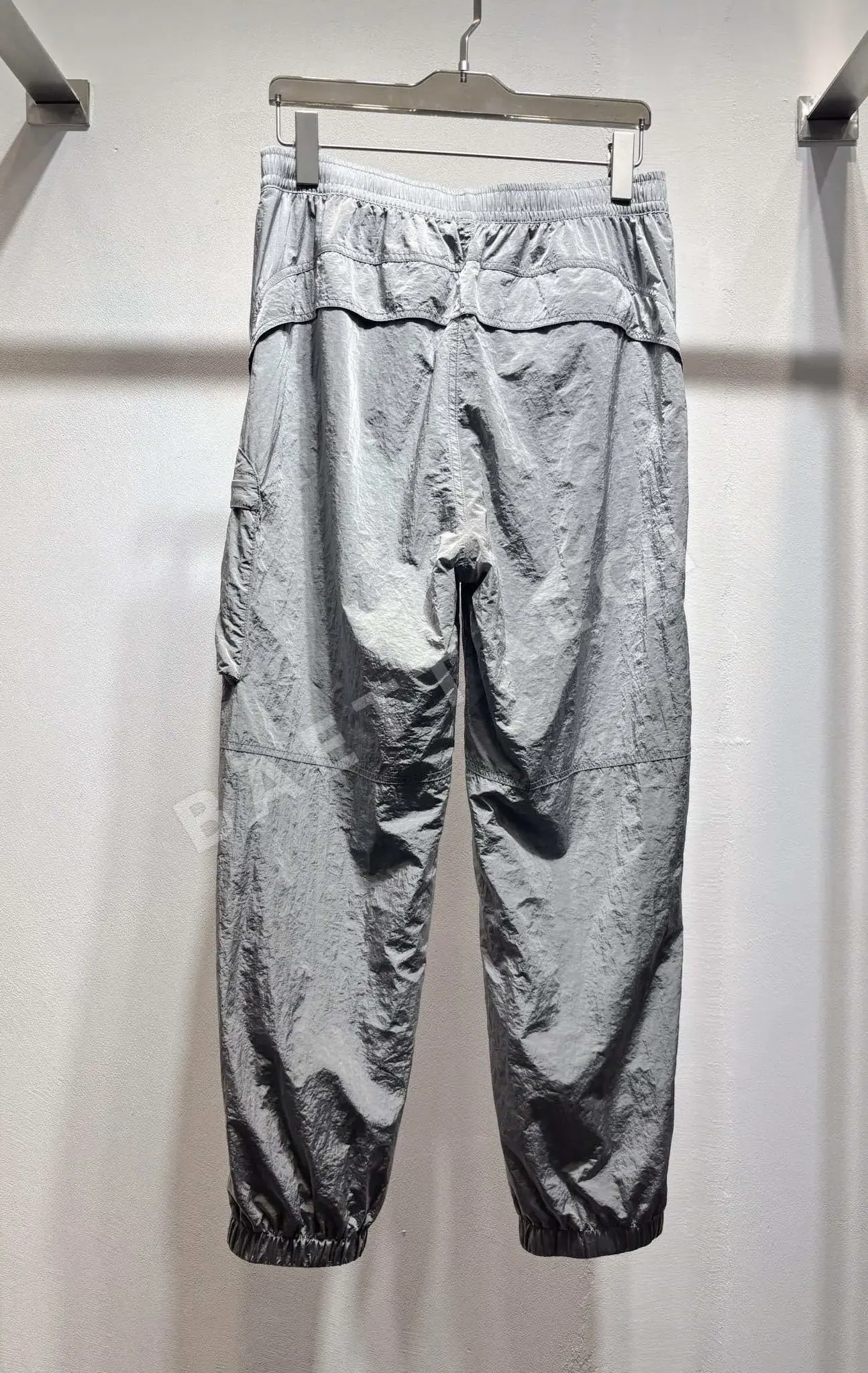 스톤아일랜드 메탈릭 나일론 포켓 남성 바지 상세 이미지 2