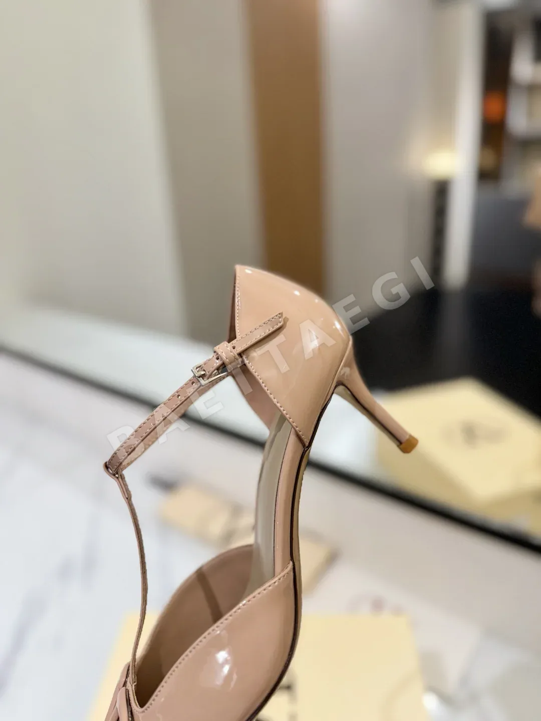발렌티노 V로고 라인스톤 버클 샌들 상세 이미지 8