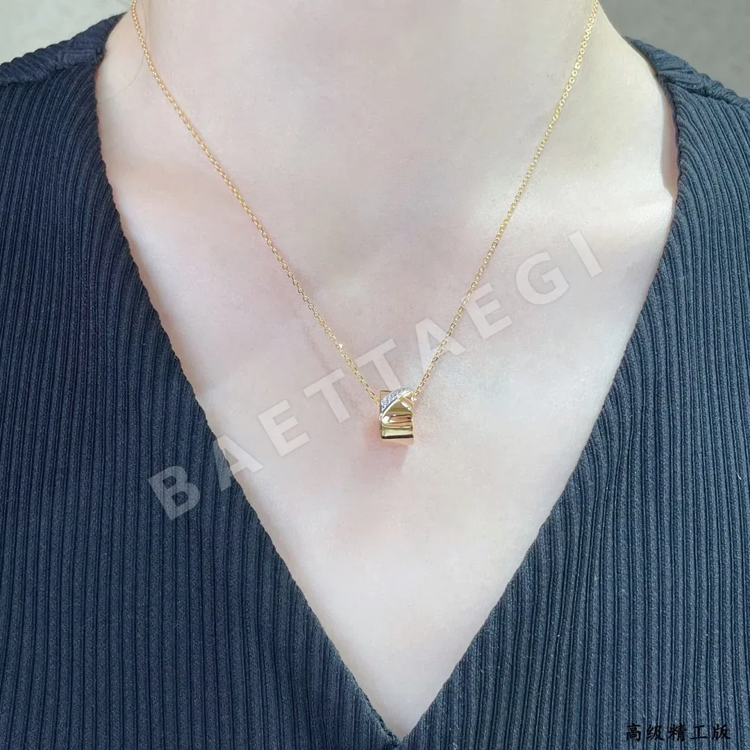 쇼메 X자형 골드 목걸이 69771