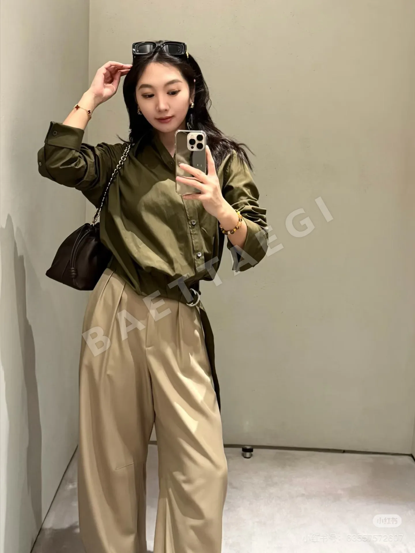 로에베 비대칭 사이드 벨트 여성 셔츠 상세 이미지 4