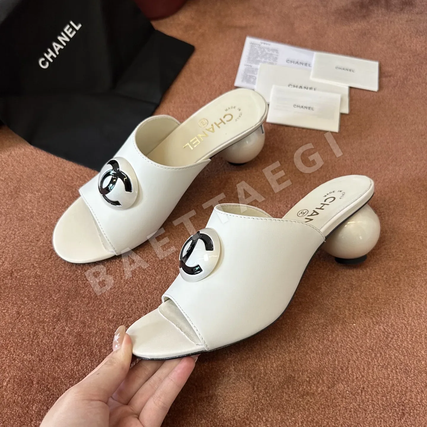 샤넬 더블 C 로고 가죽 부티 신발 상세 이미지 3