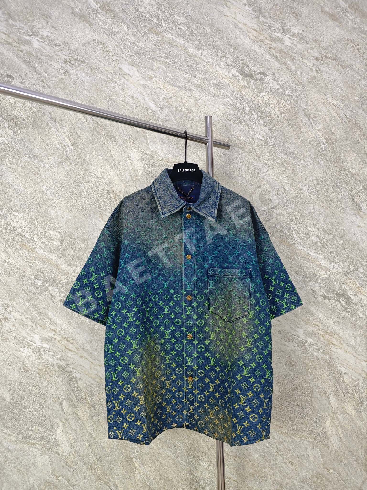 루이비통 그라데이션 모노그램 워시드 데님 반팔 셔츠 157493