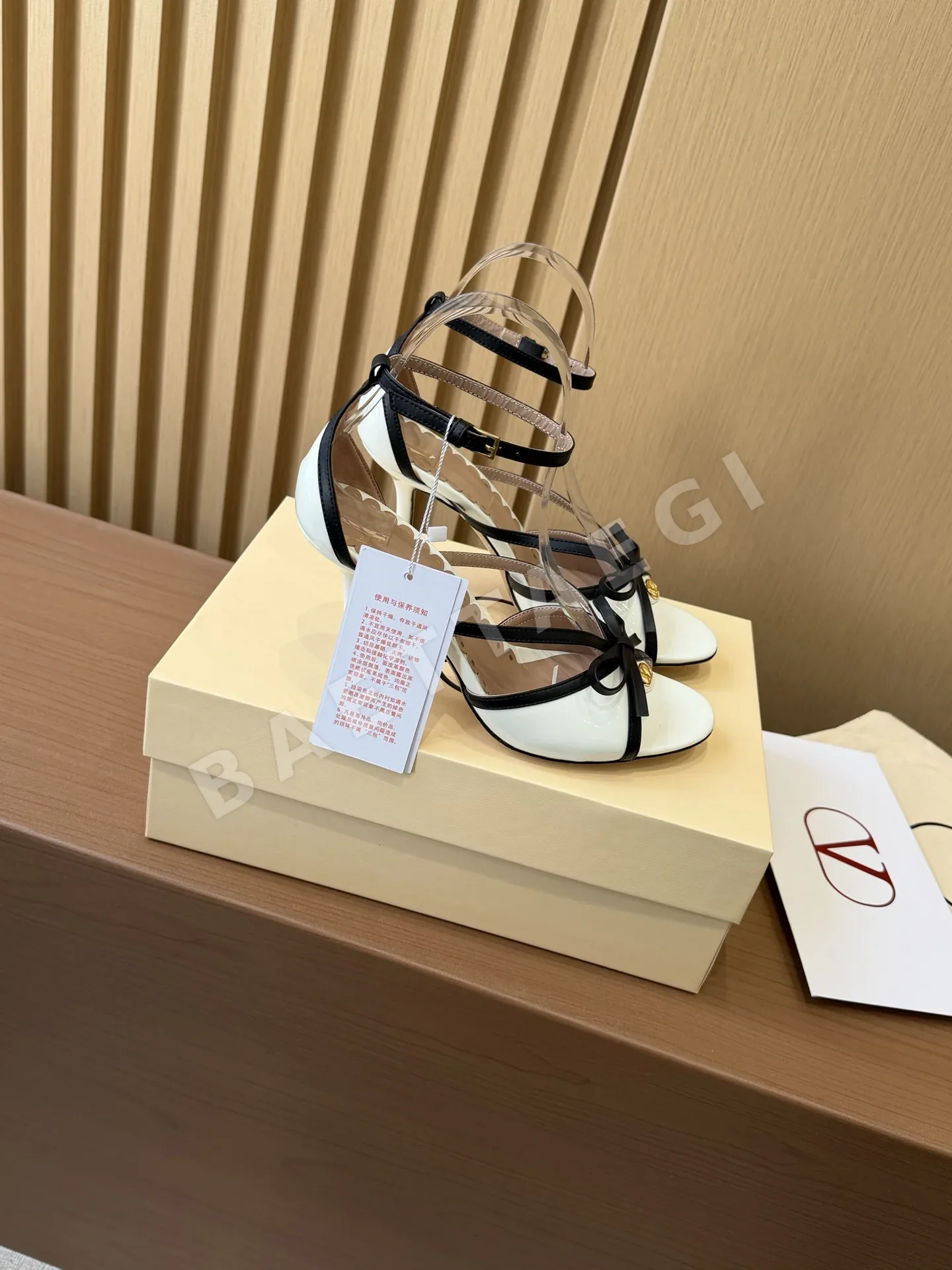 발렌티노 V 버클 보우 하이힐 샌들 상세 이미지 2