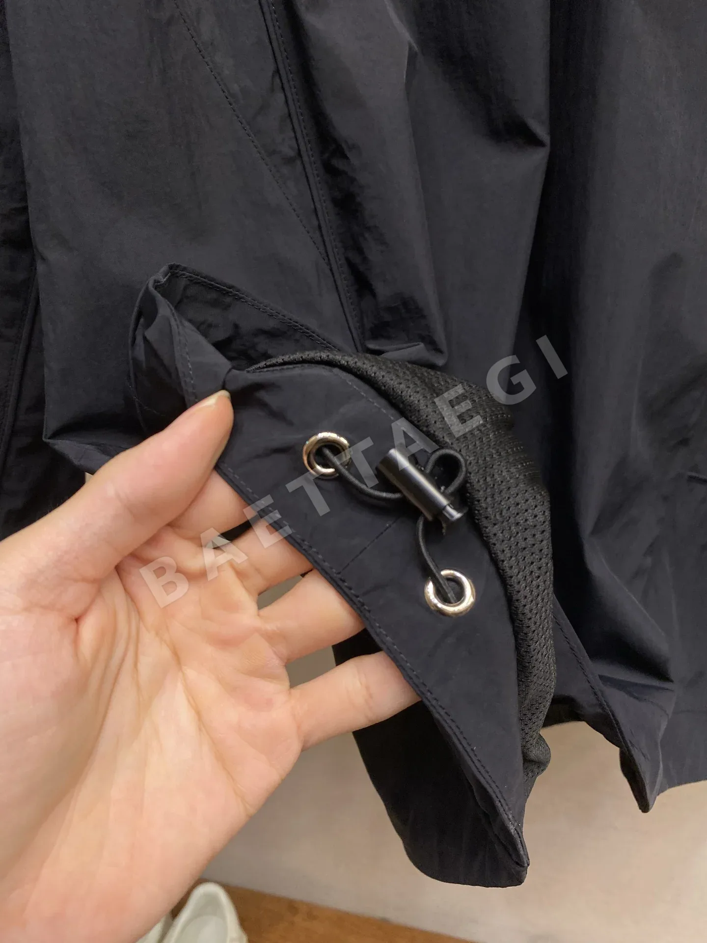 발렌시아가 남성 크루넥 나일론 긴팔 스웨트셔츠 상세 이미지 8