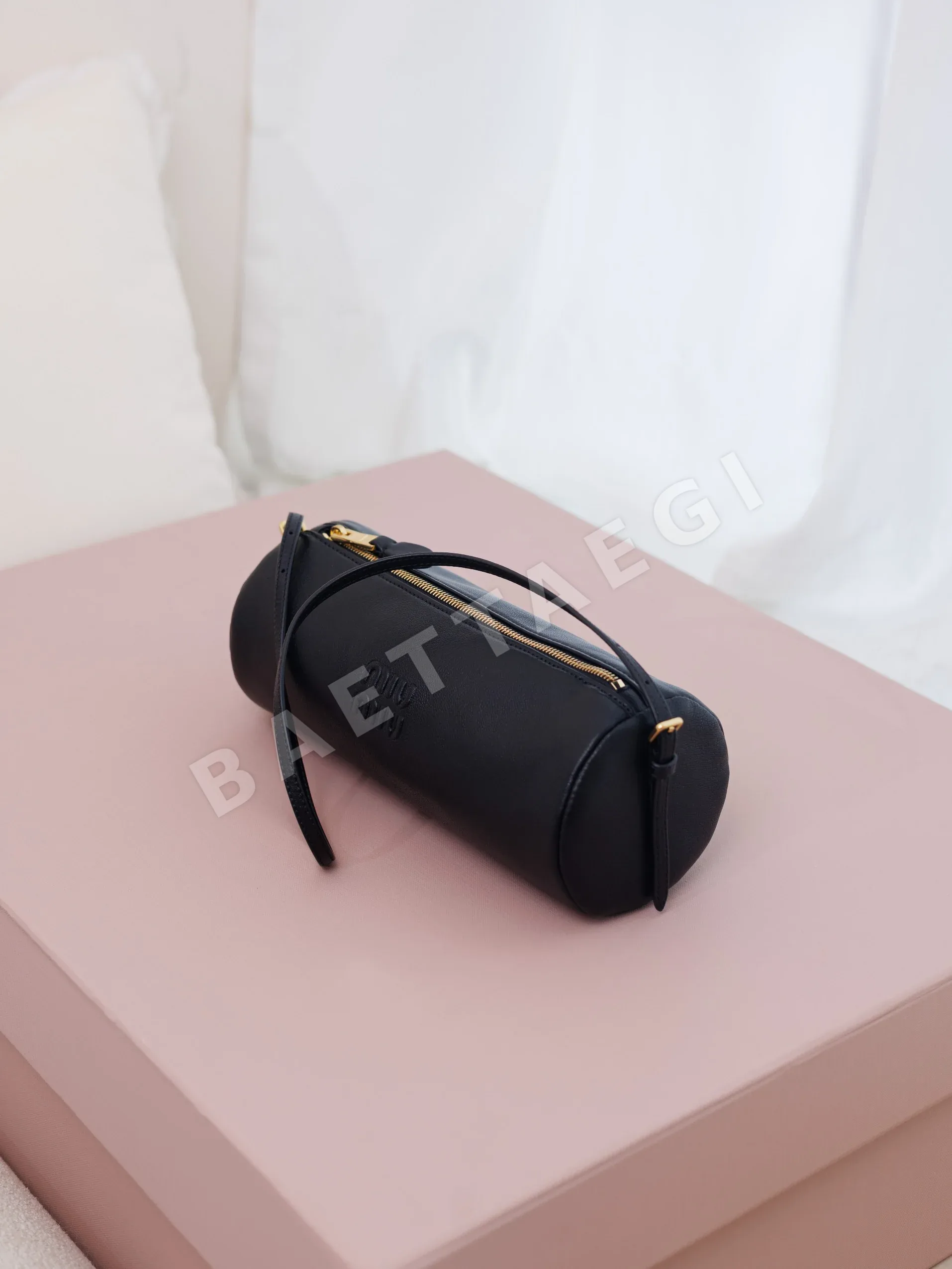 미우미우 시프스킨 원통형 숄더백 5NE851 M550 상세 이미지 9