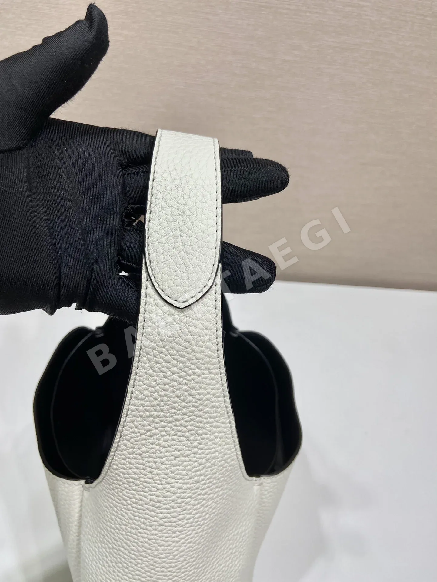 프라다 카프스킨 버킷 토트백 1BC127 상세 이미지 7