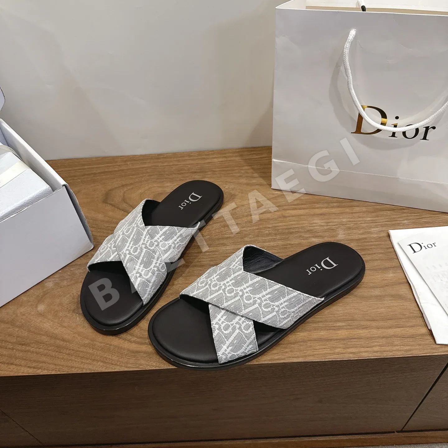 디올 CD 로고 모노그램 크로스 스트랩 남성 슬리퍼 상세 이미지 3