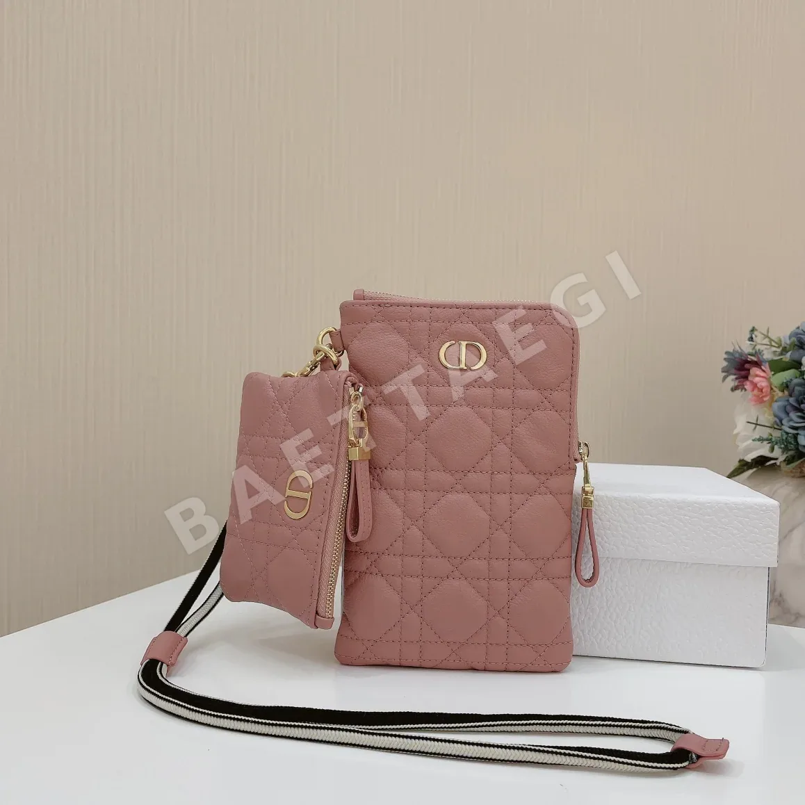 디올 카로 퀼팅 소가죽 클러치 지갑 상세 이미지 1