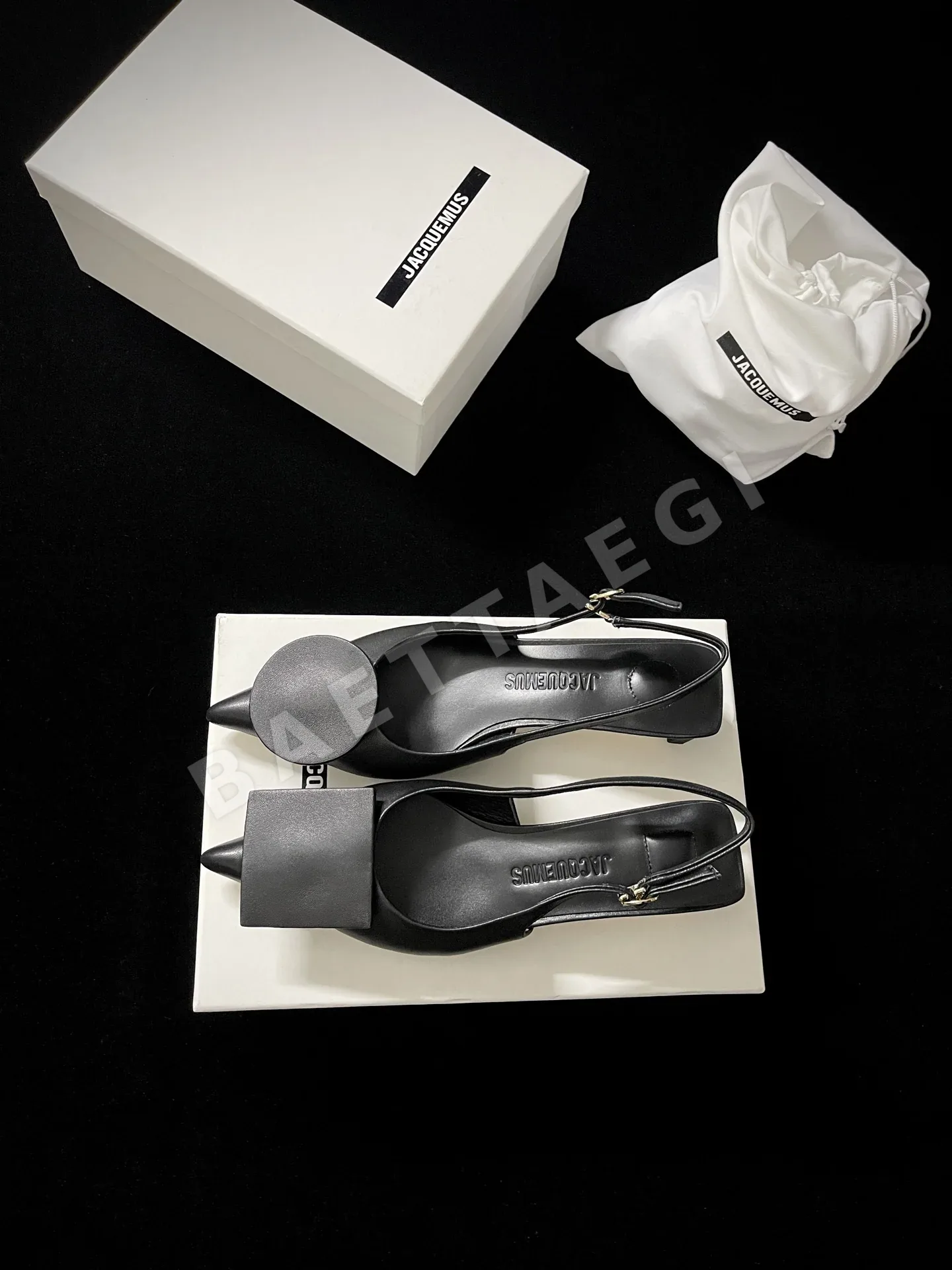 자크뮈스 뾰족 앞코 스트랩 여성 구두 85204