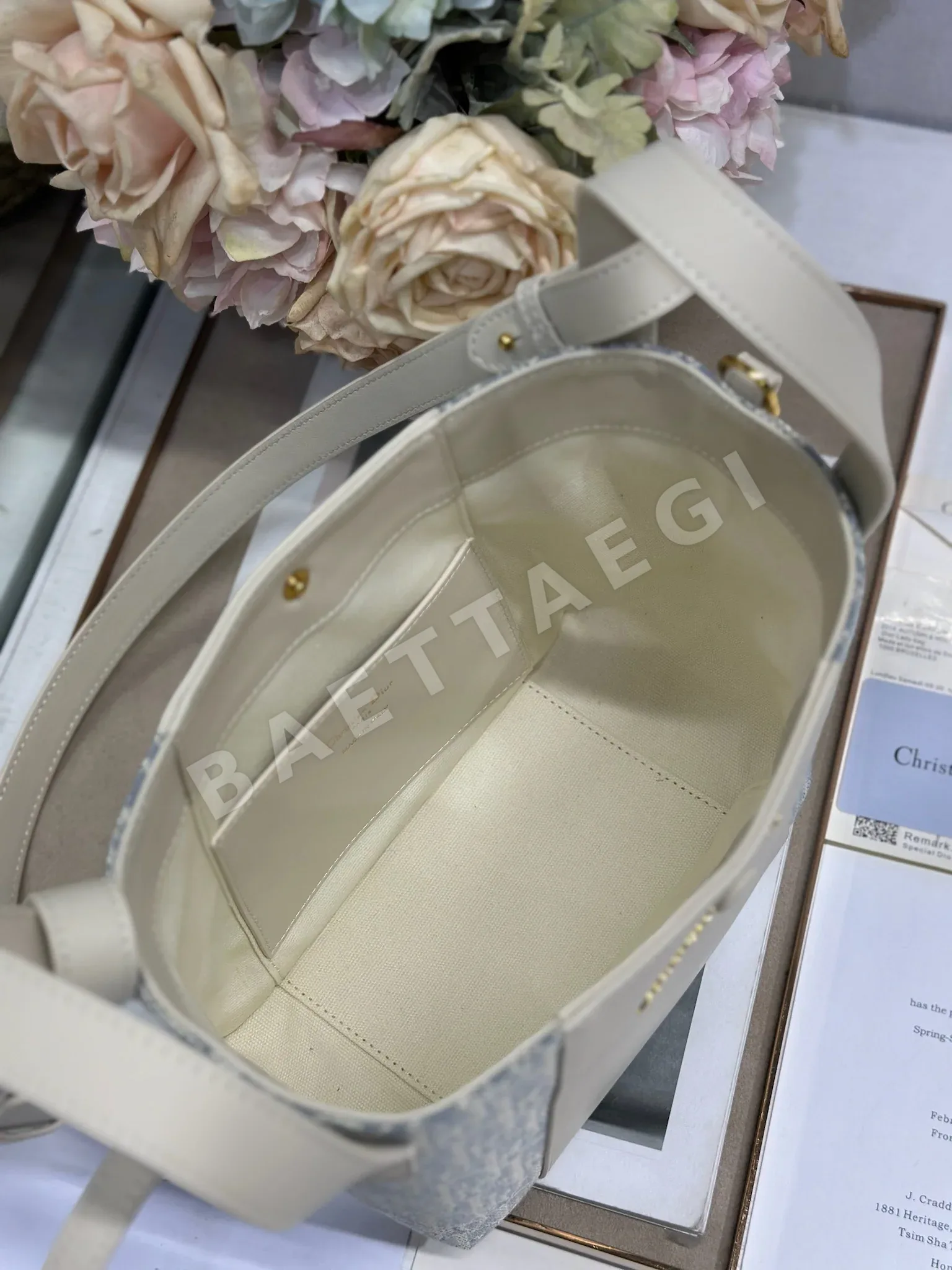 디올 라피아 스트랩 버킷백 상세 이미지 8