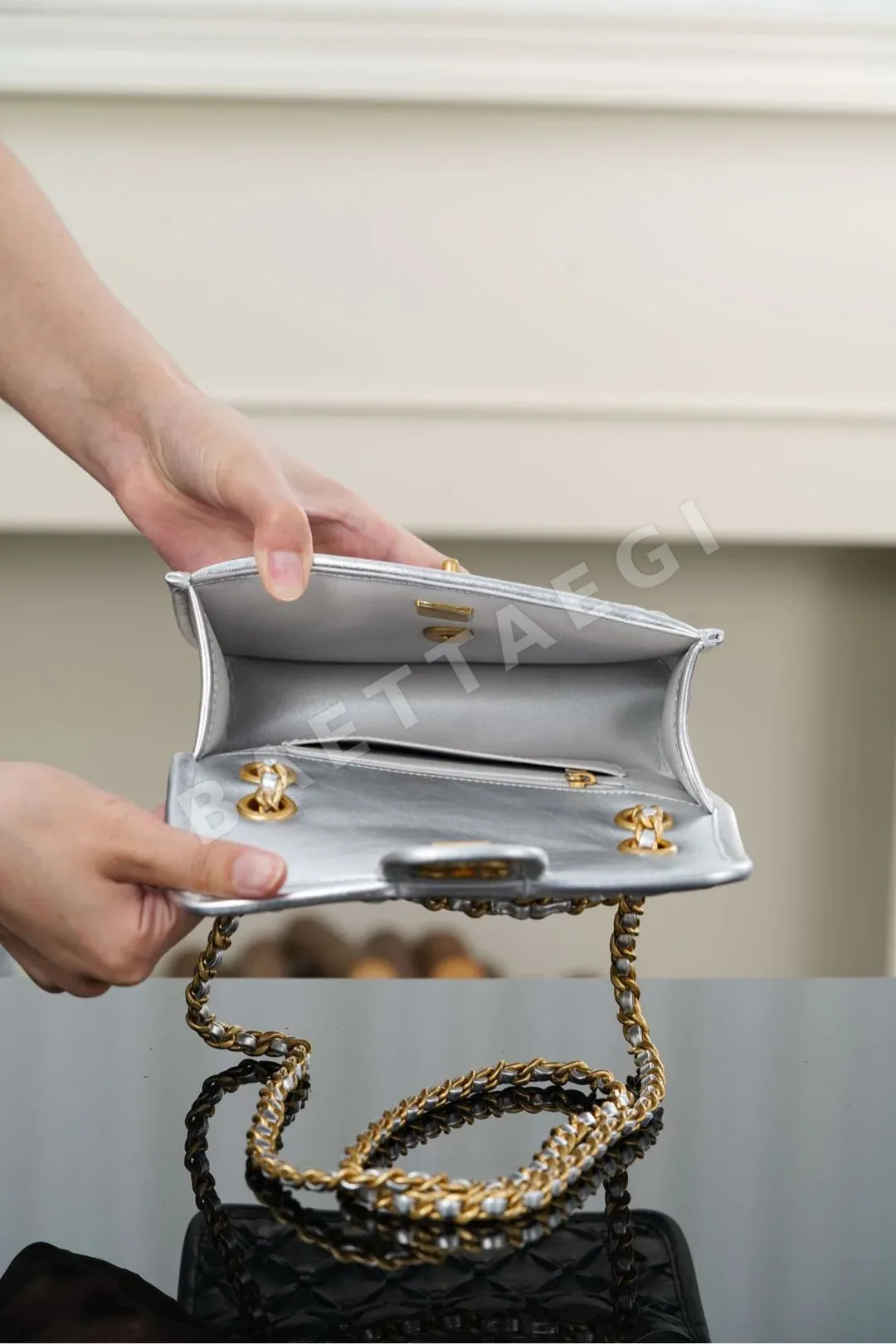 샤넬 메탈릭 우븐 체인 가방 상세 이미지 8