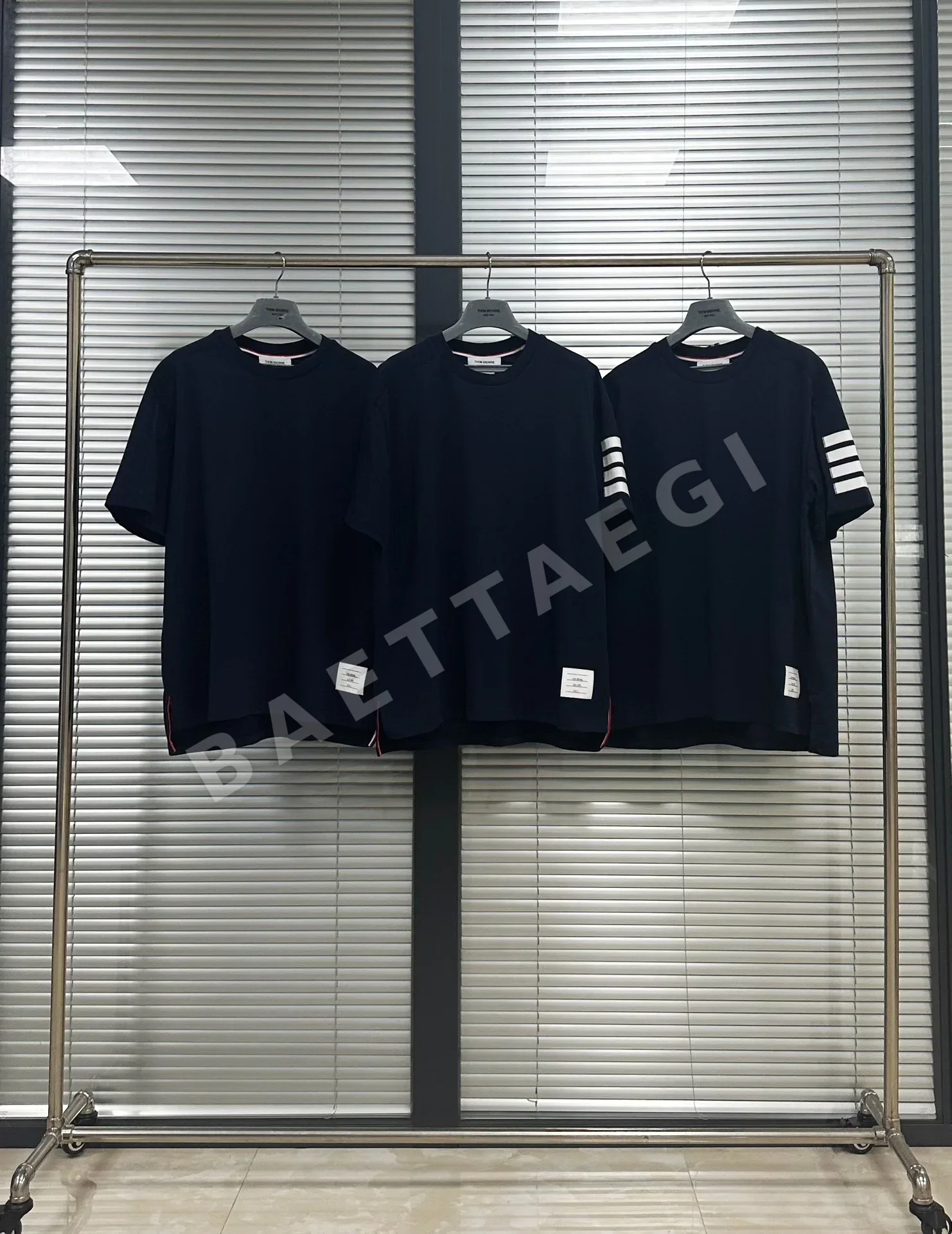 톰브라운 4바 스트라이프 유니섹스 반팔 티셔츠 50622